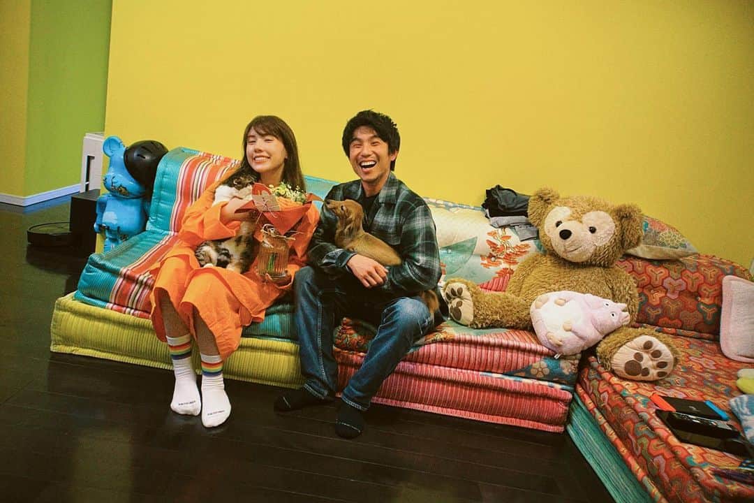 仲里依紗のインスタグラム：「結婚して9年たちました💖 はやーいのか まだまだなのか よくわからない年月ですが…🧐 私たちよく いい夫婦〜って言われる率多いけど めちゃくちゃ喧嘩するからみんな安心してね‼️9年間の結婚生活の約8割は喧嘩してるから‼️そんなんだけどびっくりするくらいこうやって写真でめっちゃ笑ってるから笑笑🤣ウケない⁉️笑笑 まじ謎でしょ‼️笑笑 自分でも本当に謎😂笑笑 でも 夫婦ってこんなもんなのかなーって😂笑 お天気みたいに雨降って止んで晴れて曇っての繰り返し‼️そんなもんさ‼️  そんなこんなで  今年もグルメなキツネさんにご飯食べに連れて行ってもらい帰宅したら トカゲくんが花束持っておめでとうって言ってくれて…🥹🥹🥹パパママだけでご飯だからやきもち焼くかなって思ってたのに🥹🥹成長を感じて幸せでした🥹(トカゲくんの第二の母のシッターさんがいろいろ用意してくれてました🥹❤️💖✨)  長くなったけど 9年目もよろしくお願い申し上げますね🦊  追伸  夫婦ツーショット 仕事以外で 年に約3回しかとらないから これが結婚して25回目くらいのツーショットか？🫣 今年のあと2回はお互いの誕生日だな‼️ 死ぬまでにあと何回撮るんだろ🤣 年々シワ増えるしなんか小っ恥ずかしくて顔がひきつってるから写真引きですいません😂」