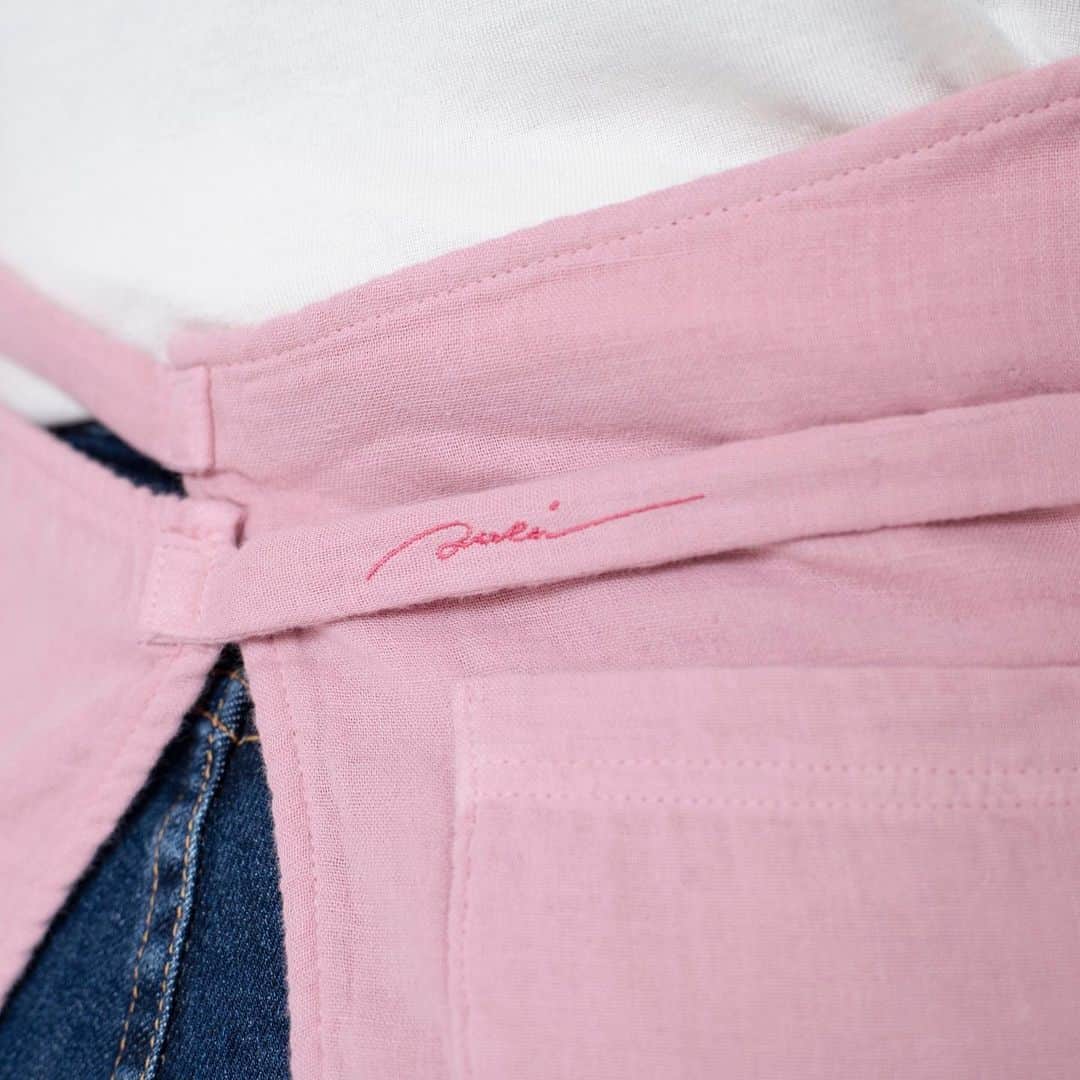 イアリサのインスタグラム：「asebiの人気アイテムpocketable apronに新色のpinkが登場です💕  実はこう見えて pinkが好きな私ですが 合うpinkもあるけども 合わないpinkもありましてね... 甘くなりすぎず、でも優しいpinkがいいなぁとやり直してやり直してようやく沢山の人に使っていただけるpinkになりました！ (え~？本当にいろんな人が使える色かなぁ？と思う方、ほんと私実際着てみて見てもらいましたが、めっちゃ似合ってると言われましたよ、この私が、似合わぬ私が！なので安心してください。)  数量限定ですぐお届けになります！ 売り切れ次第予約となってしまうので、早く使いたいなぁ~とか、もうすぐ母の日も近いですし母の日のプレゼントとしても良いかな~と思います！  予約になると6月下旬あたりにお届けになるので、気になる方はお早めにっ！  下記詳細です💕  肌に優しく、触り心地にこだわった ふっくらとした三層ガーゼ、綿100%の素材を使用。  〝楽しい人生〟の中で生まれたものづくりを楽しく生きたいと思える人達に繋がっていきますように。 というasebiの想いのもと 料理、DIY、アウトドアなどあらゆるシーンで活用できるエプロンが完成。  ・自宅以外でも使用できるように持ち運び便利なポケッタブル仕様  ・取り外し可能なハンドタオル付き  ・裾の内側にキルト加工のポケットを付け、簡易的な鍋つかみとして使用が可能  ・料理や作業の邪魔にならない様、ポケットがうしろにくるようにデザインしています。  ・洗えば洗うほどふっくらしてきます。  【価格】 10,000円（税別） 【素材】コットン100% 、キルト部分E100% 【カラー】ピンク 【サイズ】フリーサイズ　 本体丈　93cm 本体幅　87cm ウェスト紐　80cm×2本」