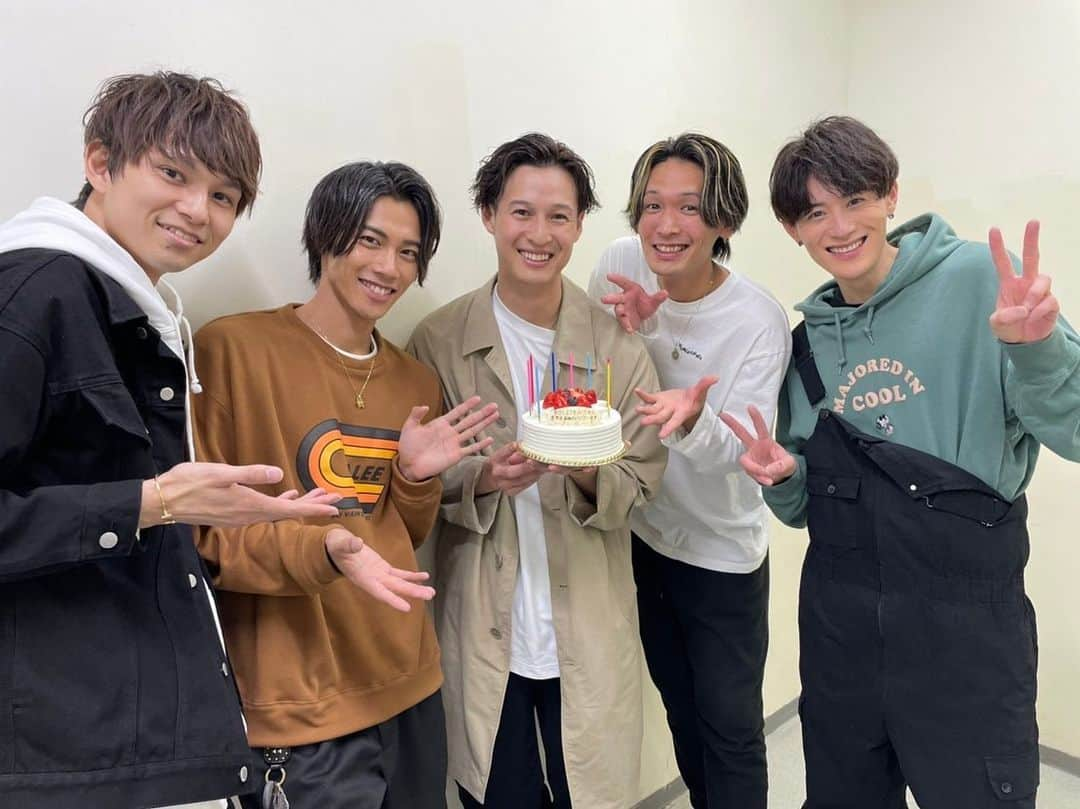 手島章斗さんのインスタグラム写真 - (手島章斗Instagram)「SOLIDEMO 8th Anniversary Live "CREATION"🎙🎙  無事終了しました！！  お越し下さった皆さん、 本当にありがとうございました🔥  みんな楽しんでもらえたかな？？^ ^  もちろん平日だったし、 来れなかった方の想いも届いてるよ！！  そんな今日は感謝を胸に 全力で歌いました！！  そして今回CREATIONということで、 メンバーで制作、構成、演出もトライしてみました！！  みんなが喜んでくれてたら 嬉しいな^ ^  手作り弁当みたいなもん！笑  改めて！  3年ぶりにアニバが出来て嬉しかったです！🔥  Collarsのみんな！ 本当にいつもありがとう！  感謝！  #SOLIDEMO #8thanniversarylive  #creation #アドレナリン抜けてきてもういつでも寝れる #えぐい」4月18日 22時58分 - akito_solidemo_official