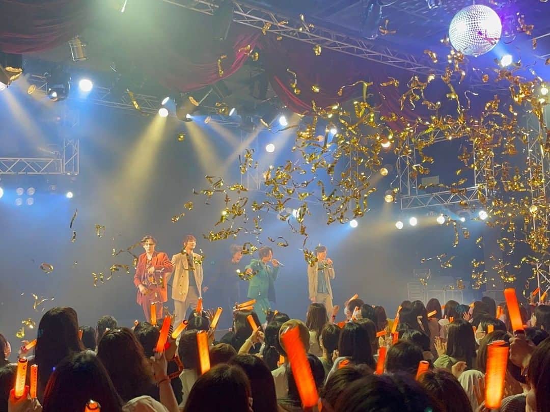 手島章斗さんのインスタグラム写真 - (手島章斗Instagram)「SOLIDEMO 8th Anniversary Live "CREATION"🎙🎙  無事終了しました！！  お越し下さった皆さん、 本当にありがとうございました🔥  みんな楽しんでもらえたかな？？^ ^  もちろん平日だったし、 来れなかった方の想いも届いてるよ！！  そんな今日は感謝を胸に 全力で歌いました！！  そして今回CREATIONということで、 メンバーで制作、構成、演出もトライしてみました！！  みんなが喜んでくれてたら 嬉しいな^ ^  手作り弁当みたいなもん！笑  改めて！  3年ぶりにアニバが出来て嬉しかったです！🔥  Collarsのみんな！ 本当にいつもありがとう！  感謝！  #SOLIDEMO #8thanniversarylive  #creation #アドレナリン抜けてきてもういつでも寝れる #えぐい」4月18日 22時58分 - akito_solidemo_official