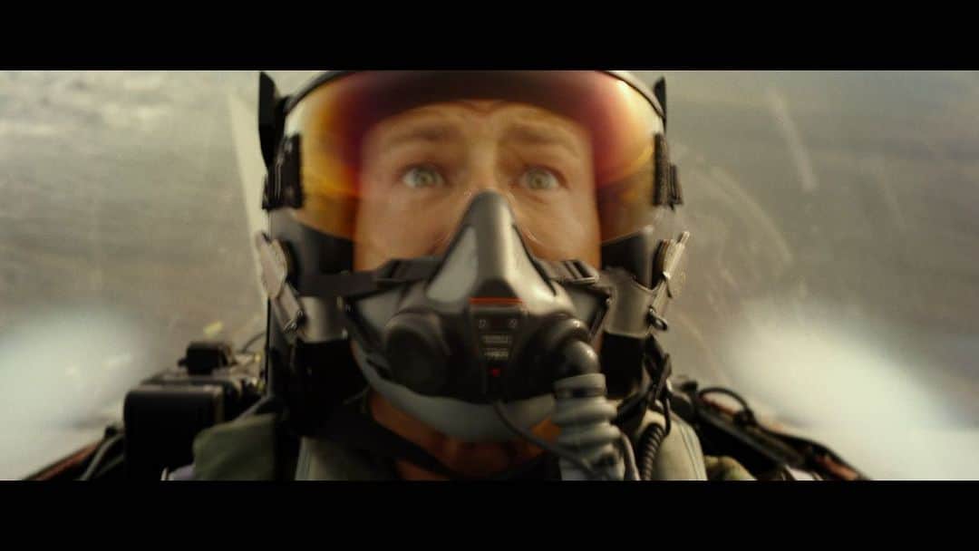グレン・パウエルのインスタグラム：「No green screens.  No visual effects.  No mercy.   Experience the ride of a lifetime May 27 @topgunmovie」