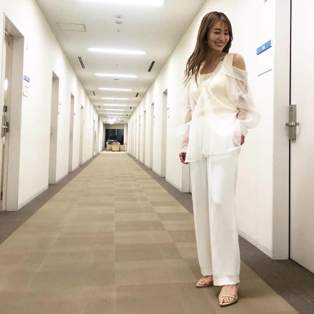 のインスタグラム：「あさって4/20   さんまさんの✨ ホンマでっか！？TV📺に 出演させていただきます！！  さんまさんに とあることで！！ 初だしトークする日で🎶  ドッキドキの収録だったのですが、、、💦😄 収録前日に中尾明慶さんと ドライブトークさせていただきながらこの日のことを 相談していた YouTubeもぜひぜひ見ていただけたら嬉しいです🌹  https://m.youtube.com/watch?v=3p8spkiDXPM  インスタはプロフィールからも みれますよ！！  #初だしトーク #さんまさん　にトーク土産 新山ありがとーな！😍と #収録　後に 言っていただいたあのさんまさんの笑顔はもぉーー泣きそうになるほど！嬉しすぎた日でした！  この日は特別 #緊張　してて2時間以上前に 楽屋入り！！してました😅 #ほんまでっかtv   さぁて明日は5時起きで 長い撮影🎬 頑張りまぁーす 日曜日まで 毎日収録続くんだーー✨  #新山千春 #マッチングアプリ」