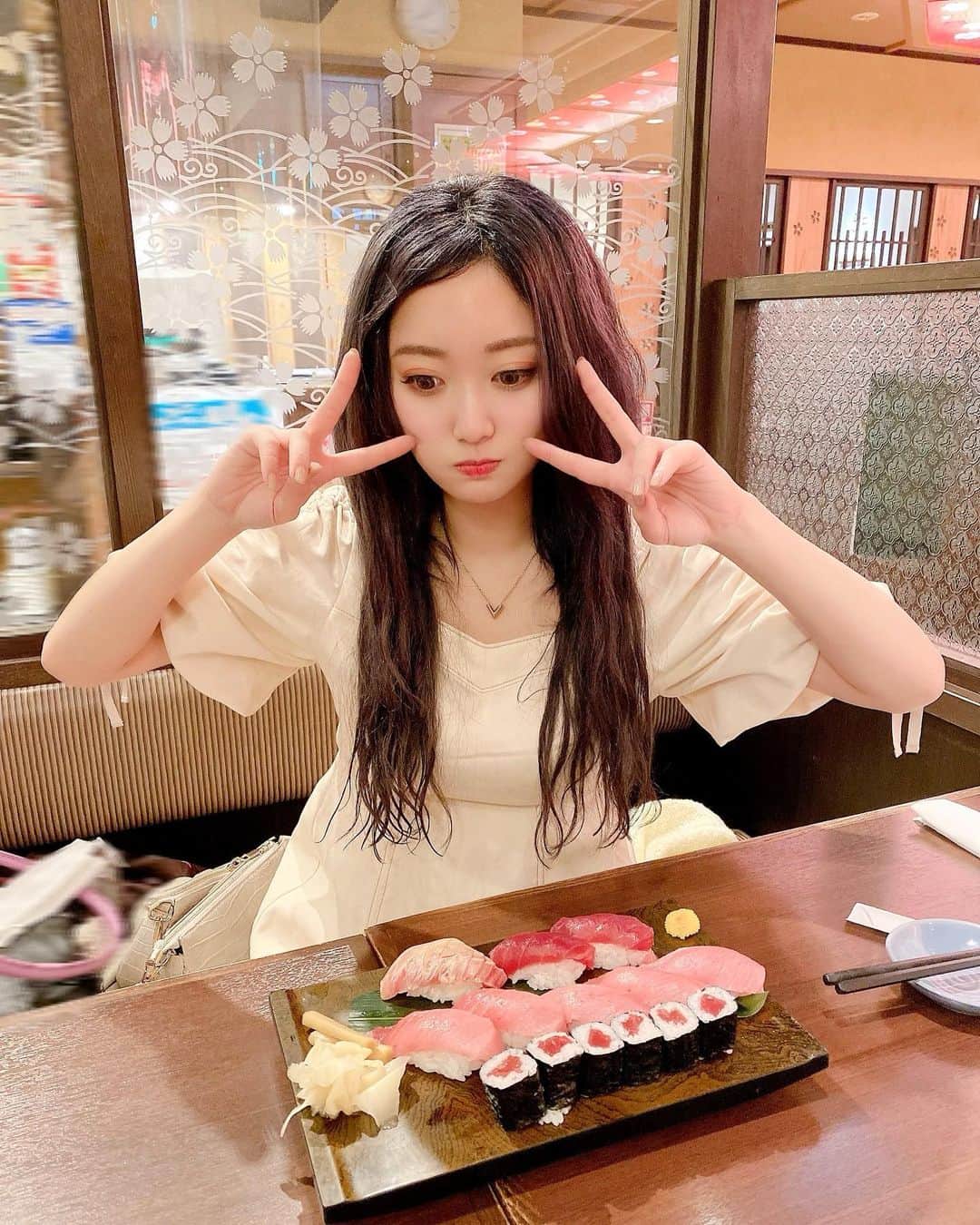 のインスタグラム：「🍣✨🍣✨🍣✨ 今日は３本お仕事続きで 1日バタバタだたのでやっっと ごはん食べれました🥺💕💕 頑張った1日はお寿司🍣💕💕💕  雨にうたれたり、移動しまくって 髪の毛おわりました(。-∀-)lol 明日も頑張りますっっ🌈❤️✨ #goodnight 🌃🌙 #gravure #japan #followｍe #sexy #asiangirls #bikini #japanesegirl #instaphoto #cute #follow #グラビア #グラドル #恵比寿マスカッツ #アイドル #松本ゆん #黒髪 #데일리 #좋아요 #셀카 #셀스타그램 #팔로우 #얼스타그램 #일본 #귀여워 #좋아요그램 #좋아요환영」