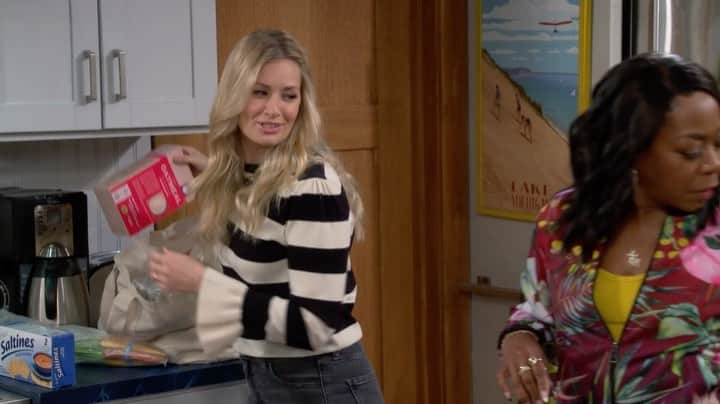 ベス・ベアーズのインスタグラム：「Tonight on @theneighborhood my TV SON IS GROWING UP TOO FAST! @hank_greenspan "Gemma" isn't ready! 8pm @cbstv @cbstvstudios  @tichinaarnold」