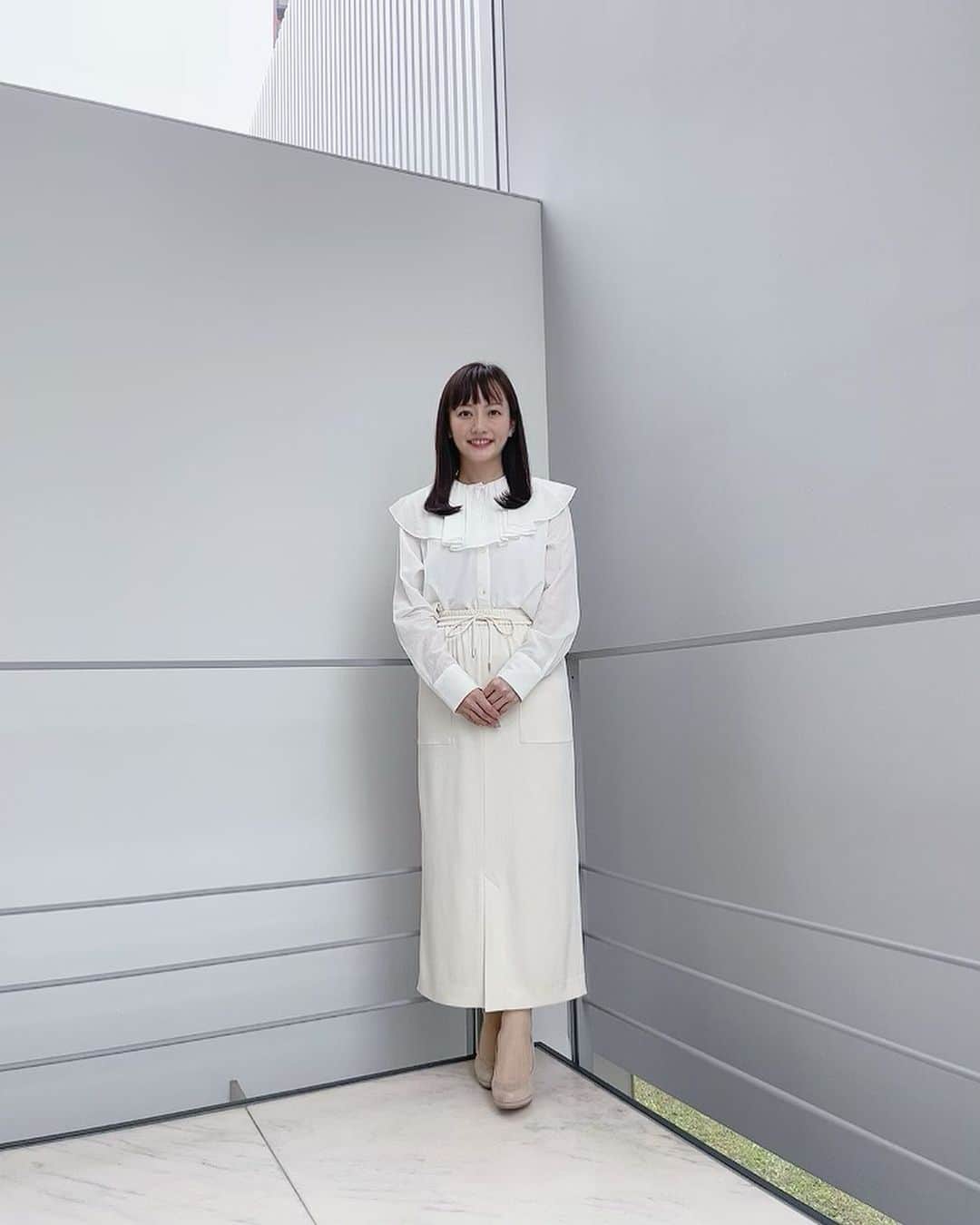 のインスタグラム：「月曜日の衣装です。 番組を見てくださった皆さん、ありがとうございました🎤  #スタイリスト @tamakumamakiko   #ブラウス #スカート @micaanddeal_official  @micaanddeal.ebisu  @micaanddeal.marunouchi  @micaanddeal.urawa  @micaanddeal.futakotamagawa   #ピアス #イヤーカフ #ネックレス @yoaa.official   #パンプス @kanematsu_official   #テレビ朝日 #大下容子ワイドスクランブル  @wide_scramble  #島本真衣」