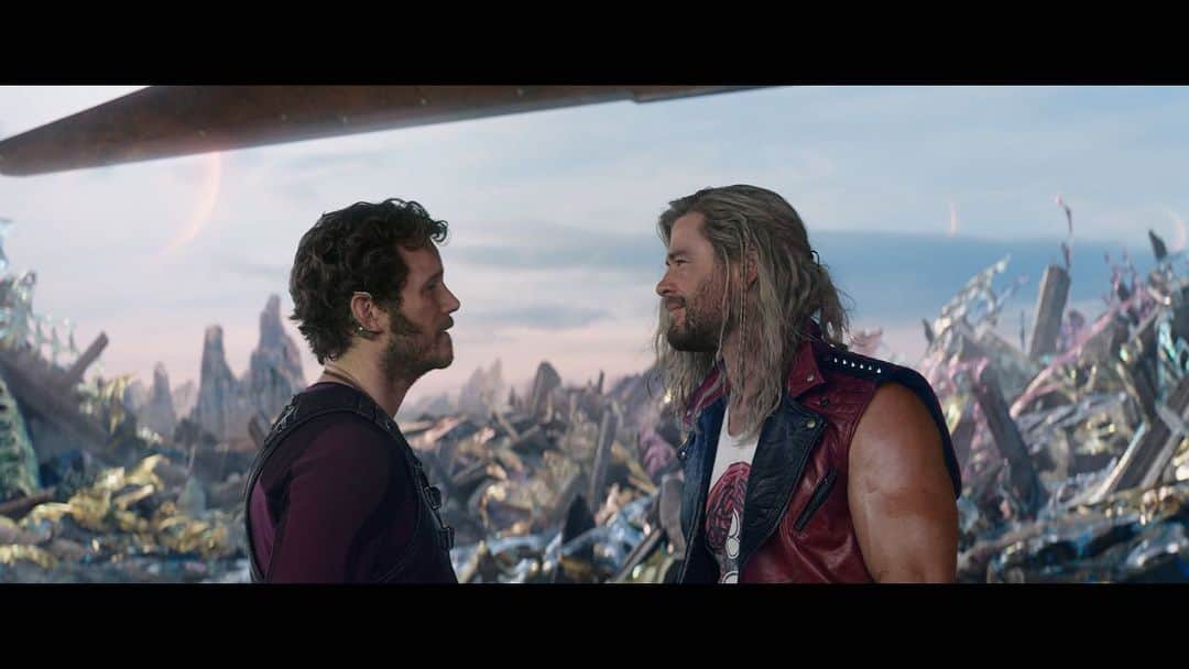 クリス・プラットのインスタグラム：「Showtime A-holes!!! So excited to finally share a bit of what the Guardians were up to down under. Thrilled to join Chris Hemsworth and Taika Waititi on this journey. Trust me it is going to blow you away. Coming to you July 8th @MarvelStudios @ThorOfficial #ThorLoveAndThunder」