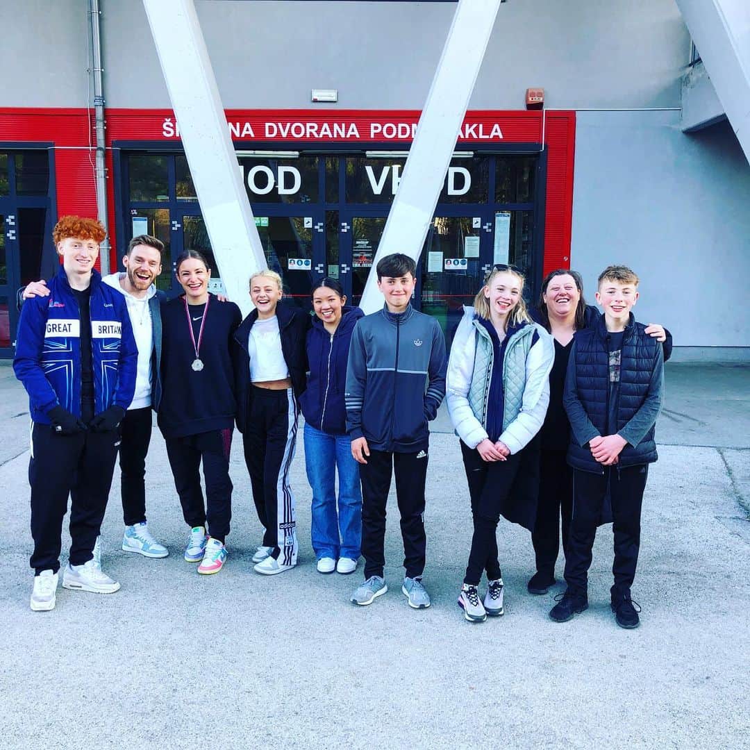 Phil Harrisさんのインスタグラム写真 - (Phil HarrisInstagram)「I couldn’t be happier to see everyone smiling as we leave Slovenia! 😄  Very #proud of this hard working and dedicated team!! ✨ Lots of lessons learnt and plenty of positives to take away ⛸💪🏼🤜🏼🤛🏼 . #proudcoach #teamwork #hardworkpaysoffs #positive #family #smiles #competition #figureskating」4月19日 3時28分 - phil1harris
