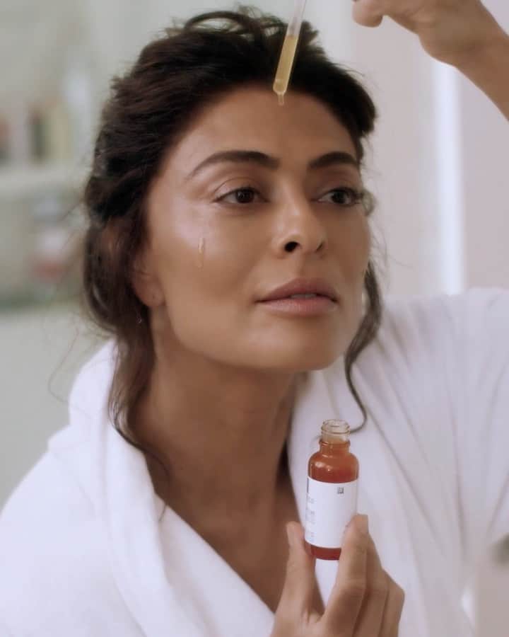 ジュリアナ・パエスのインスタグラム：「Minha vitamina C número 1 é Salicyli C10 de @larocheposaybr, o sérum de vitamina c mais prescrito por dermatologistas em todo Brasil e o meu queridinho! Ele melhora a textura da pele e reduz aquelas ruguinhas, sabe? Além disso, ele tem um cheirinho delicioso, absorve super rapido e é bem fácil de espalhar. Eu sempre cuido do meu eu do futuro! E você, cuida da sua pele todos os dias? *consulte sempre seu dermatologista #publicidade #SalicyliC10」