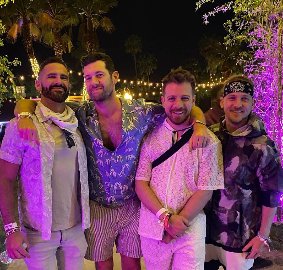 ロビン・ロード・テイラーのインスタグラム：「💜💙💖」