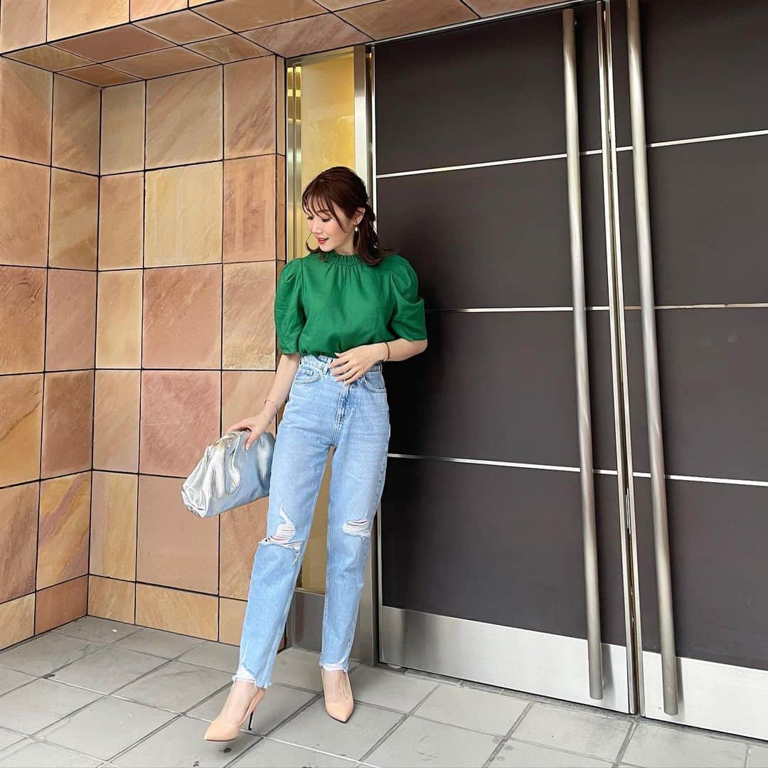 吉田美紀さんのインスタグラム写真 - (吉田美紀Instagram)「・ ・ お仕事style  新緑の季節にぴったりな鮮やかなグリーンブラウス🌿  フリルネックにパフスリーブ×リネンレーヨン素材 バランスが◎  tops→#lialapg denim→#zara bag→#bottegaveneta   #coordinate #outfit #ootd #look #style #fashion #wardrobe #instagood #instafashion #コーディネート #ファッション #ママコーデ #ママコーディネート #ママファッション」4月19日 8時20分 - miki__yoshida