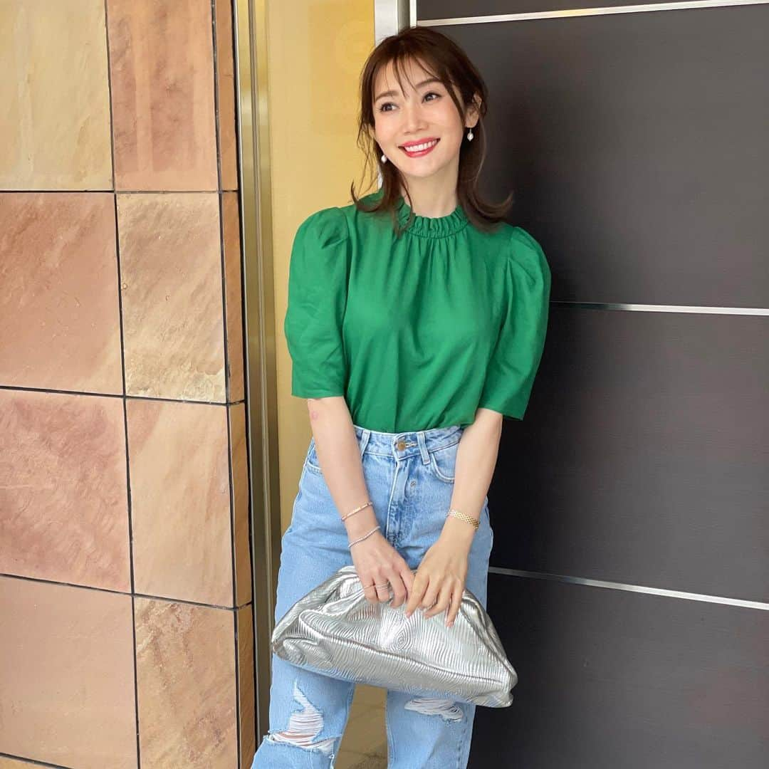 吉田美紀さんのインスタグラム写真 - (吉田美紀Instagram)「・ ・ お仕事style  新緑の季節にぴったりな鮮やかなグリーンブラウス🌿  フリルネックにパフスリーブ×リネンレーヨン素材 バランスが◎  tops→#lialapg denim→#zara bag→#bottegaveneta   #coordinate #outfit #ootd #look #style #fashion #wardrobe #instagood #instafashion #コーディネート #ファッション #ママコーデ #ママコーディネート #ママファッション」4月19日 8時20分 - miki__yoshida