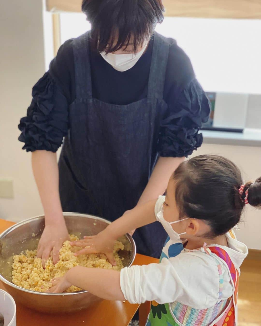 井上和香さんのインスタグラム写真 - (井上和香Instagram)「. 今年2度目の味噌作り✨ 前回は玄米味噌を。 今回はひよこ豆味噌！ 娘も2度目という事で慣れた感じで頑張ってくれました😄 お友達は麻炭味噌を作ってました。 子供たちもお手伝いしてました🥰  愛情込めたお味噌を食べる日が待ち遠しいなぁ💕  みのり先生 @minopan の発酵づくしのランチ✨ 先生のご飯を食べると、身体が喜んでる気がする。 ご馳走様でした！ . #味噌作り #ひよこ豆味噌」4月19日 9時06分 - inoue_waka