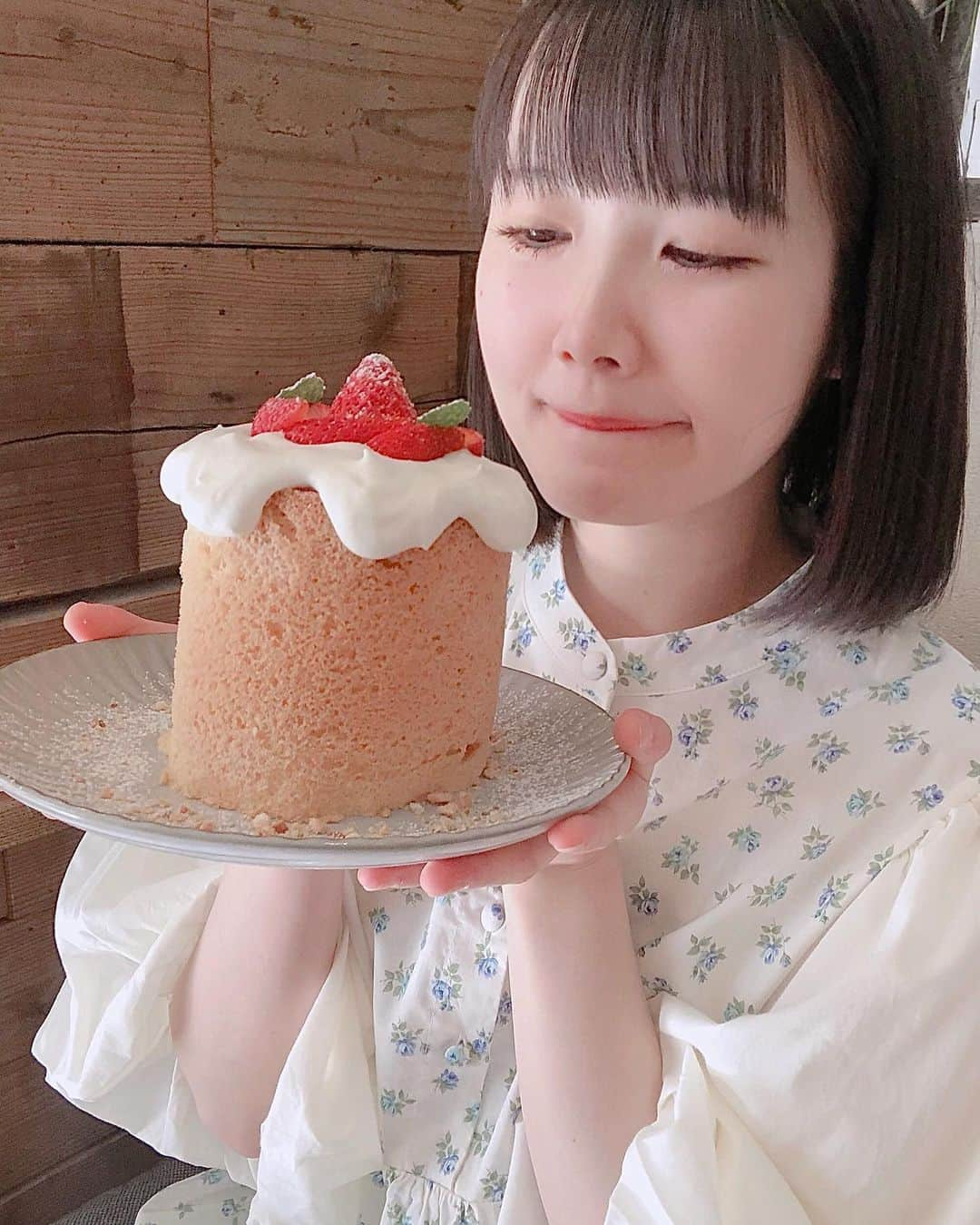 高橋麻里さんのインスタグラム写真 - (高橋麻里Instagram)「. いちごのシフォンケーキ🍓 かわいいカフェいって のんびりしたら めちゃ癒される！！！！！」4月19日 20時21分 - takahashimari15