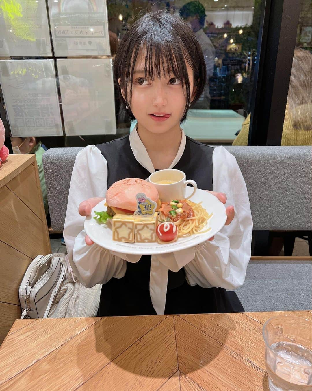 佐藤なつきのインスタグラム：「カービィカフェ  #セルフィー」