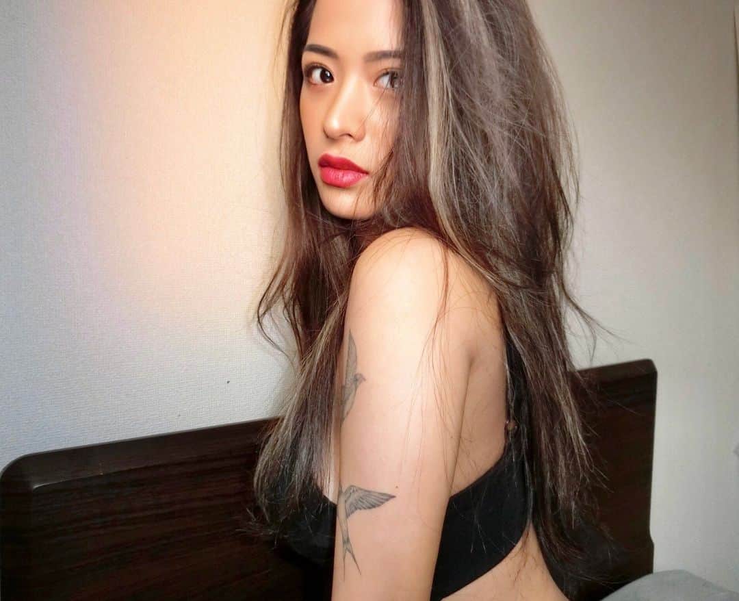 ABBYのインスタグラム：「寝起きの彼女にどうですか？ . #デジカメ」