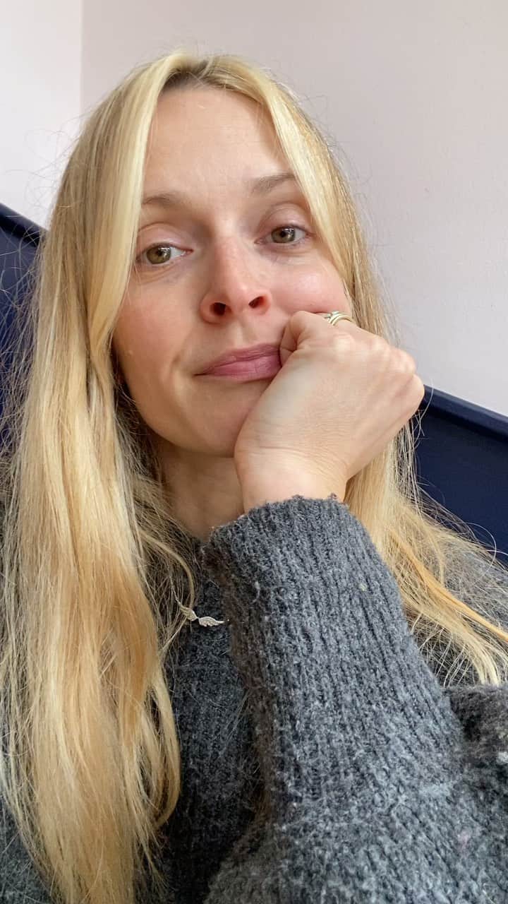 ファーン・コットンのインスタグラム：「A little video partly inspired by a kind email I received from a stranger who encouraged me to stop being so hard on myself but also by an exceptional episode of my mate @russellbrand podcast with Michael Singer on pain, suffering and ego. Thank you Russell for continuing to deliver such game changing conversations」