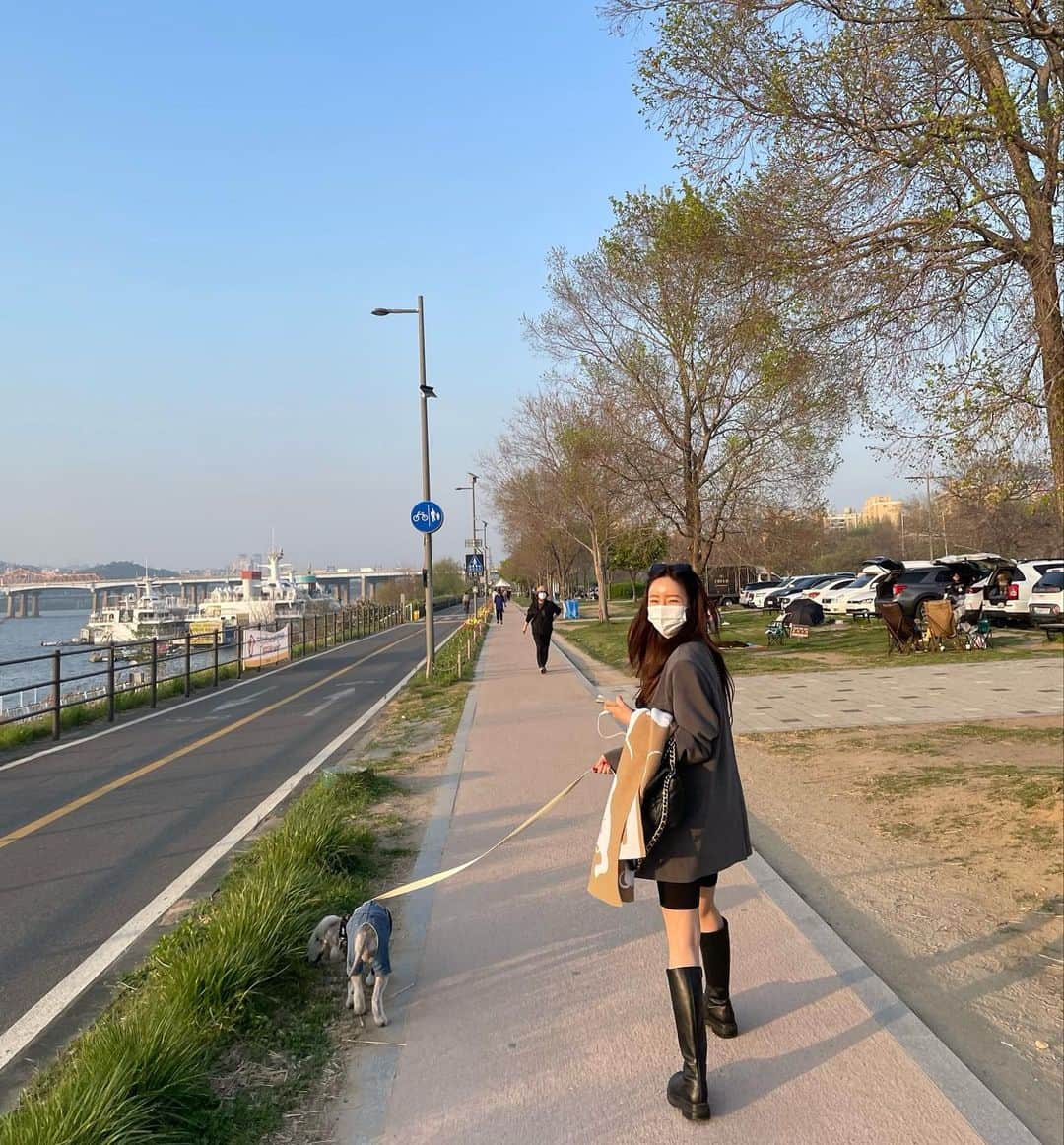 Son Ju Heeさんのインスタグラム写真 - (Son Ju HeeInstagram)「- 아쭈 데리고 나들이 가고싶었는데 한강이라두 와서 짧고 굵게 잘 놀았당🐶💗  #리샵 #나보다힘쎈아쭈랑 #한강나들이」4月19日 19時19分 - juhee__ss