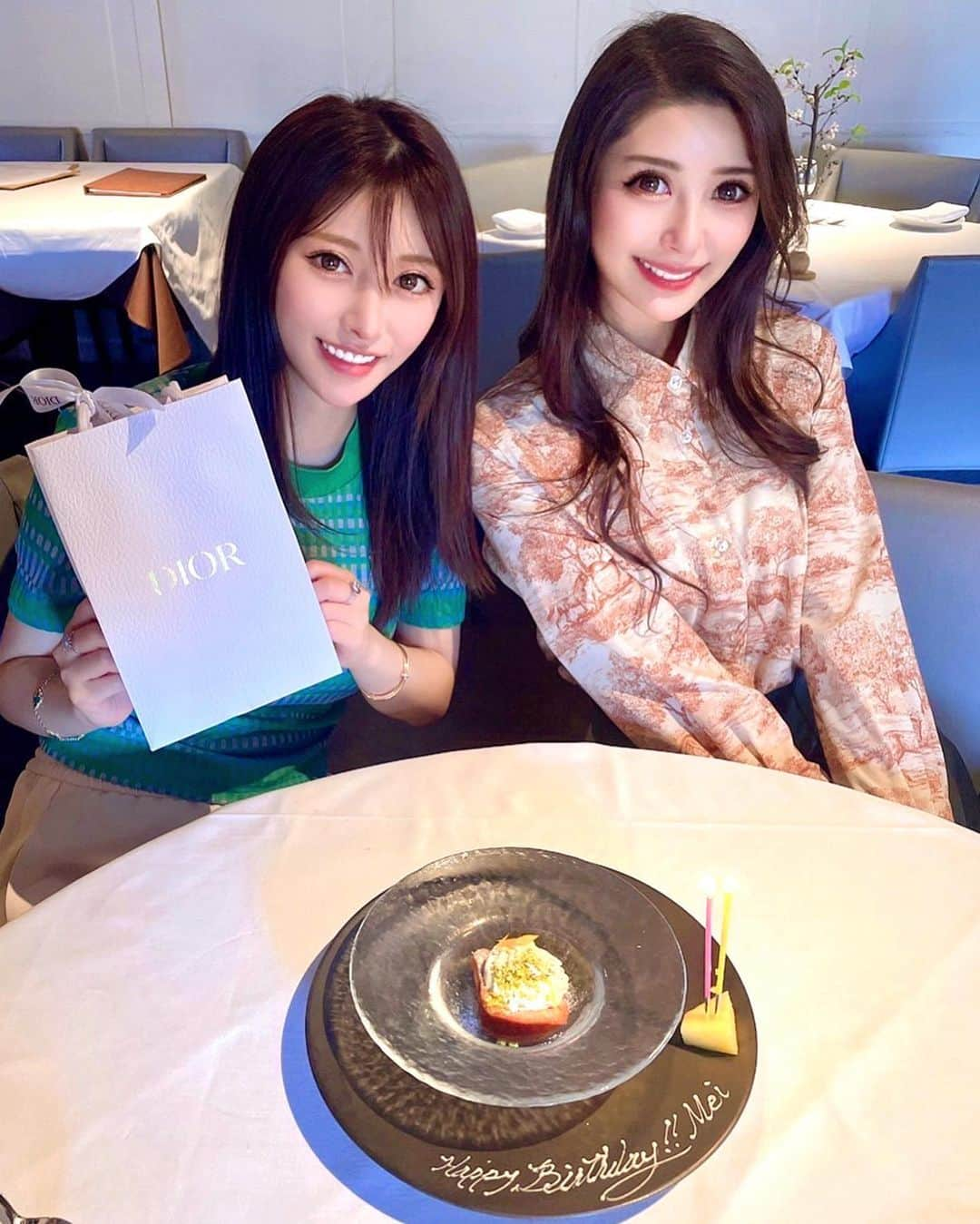 藤咲めいさんのインスタグラム写真 - (藤咲めいInstagram)「最近月一は必ず遊んでるかおちゃんにお誕生日お祝いしてもらった時の😚🫶🏻💕  かおちゃんがプレゼントでくれたDiorのハイライトがキメ細かくてめっちゃ感動してる🥺🫧  なんなら毎日使ってる！笑  ボビーブラウンと、MACとCLIOのハイライトがあるんだけどDiorのが一番キメ細かいかもしれない普段使いにピッタリなの😳💖🌈 かおちゃんありがとう大好き🥺❤️ . . #お誕生日 #お祝いありがとう #大好き💕 #ハイライト #ストレートヘア #春メイク」4月19日 19時14分 - meyf333