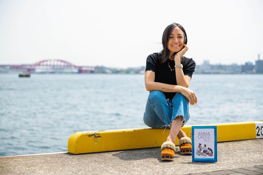 アンナ・オルティス（イニエスタの妻）のインスタグラム：「"Cada mañana al levantarme veía el mar, camino al colegio veía el mar, de vuelta a casa veía el mar, sentíamos su olor, su brisa. El mar siempre estuvo presente en mi vida. Toda mi familia adora el mar."  #MiLuz  「毎朝起きると海が見え、学校に行くときも海が見え、家に帰るときも海が見え、その匂いや風を感じることができました。私の人生には、常に海が近くにありました。家族全員、海が大好きです。」