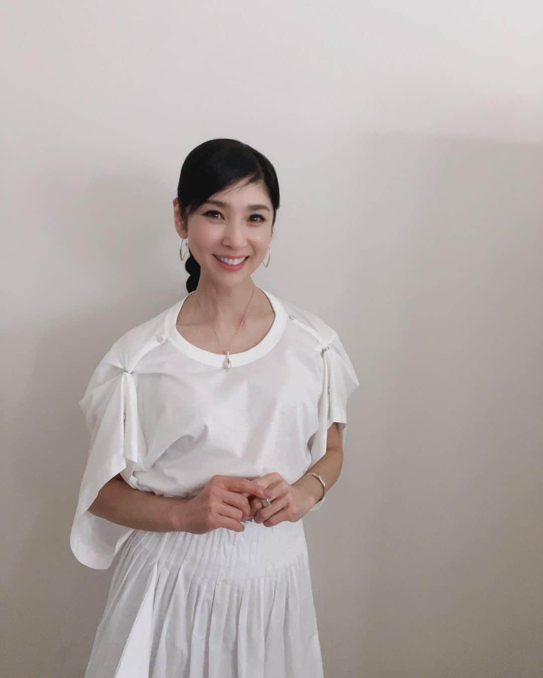 のインスタグラム：「⛅️ ⁡ こんばんは☺︎ お元気ですか？ ⁡ 今日は、とても楽しい時間を過ごしました！ また皆様にお知らせ致しますね〜🤍🤍 ⁡ ⁡ @divkanet @dressunreve ＠agete_official @the_hair_bar_tokyo #bonee」