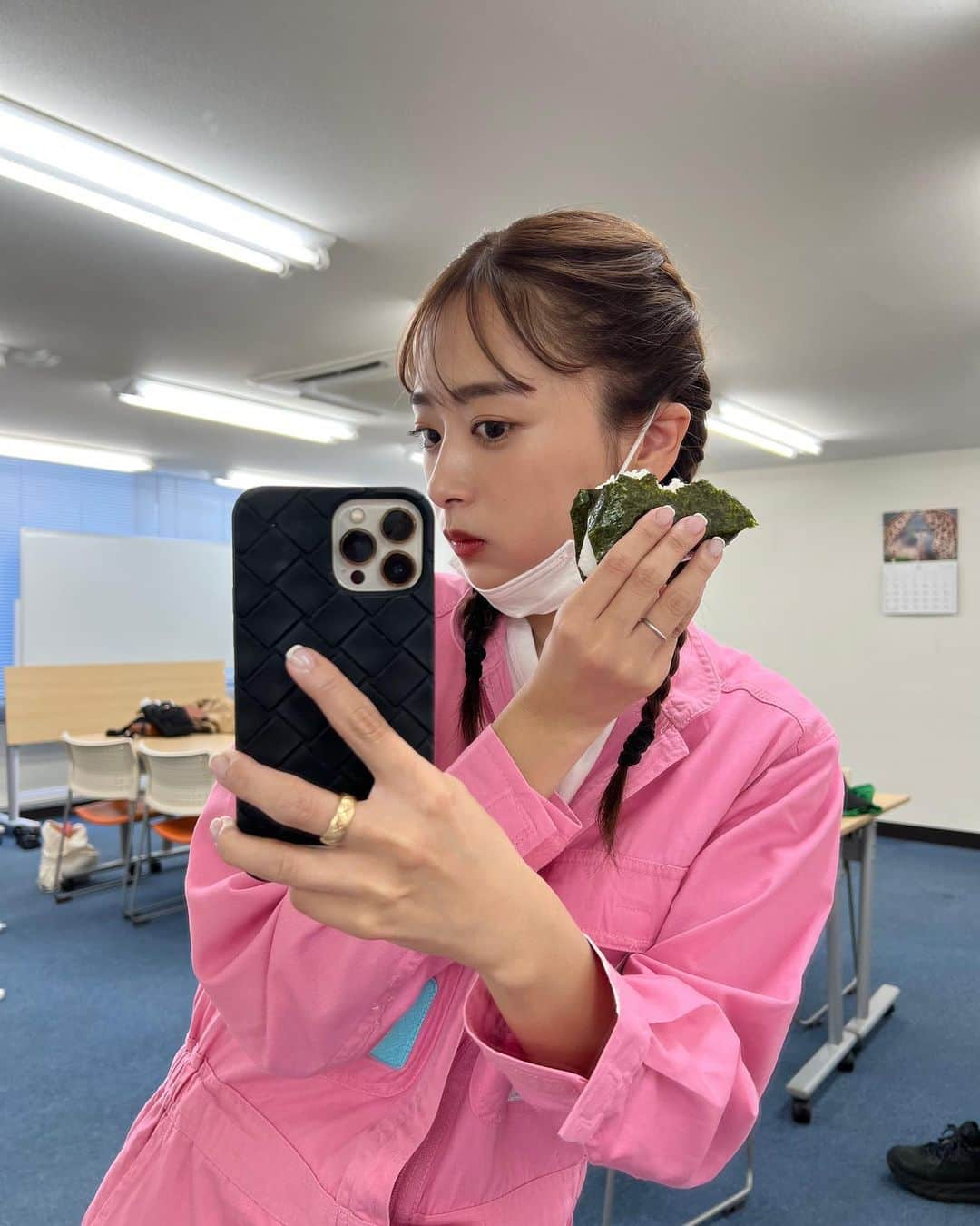 近藤千尋さんのインスタグラム写真 - (近藤千尋Instagram)「ロケの髪型をとったら ウェーブヘアになってた🌷🌷  月に一回はDIYで訪れる熱海🌊 ゆっくり、温泉入りたいな♨️💕 地元の方はみんなあたたかくて 手を振ってくれたり優しい✨😊 おにぎりを食べて頑張りました🛠 ラヴィットハウスが完成間近❣️ VTRお楽しみに〜♥️」4月19日 19時35分 - chipichan.1215