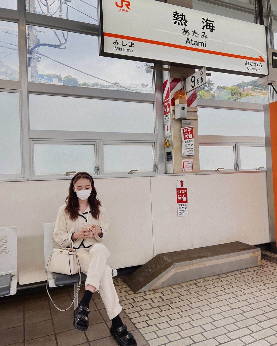 近藤千尋のインスタグラム：「ロケの髪型をとったら ウェーブヘアになってた🌷🌷  月に一回はDIYで訪れる熱海🌊 ゆっくり、温泉入りたいな♨️💕 地元の方はみんなあたたかくて 手を振ってくれたり優しい✨😊 おにぎりを食べて頑張りました🛠 ラヴィットハウスが完成間近❣️ VTRお楽しみに〜♥️」