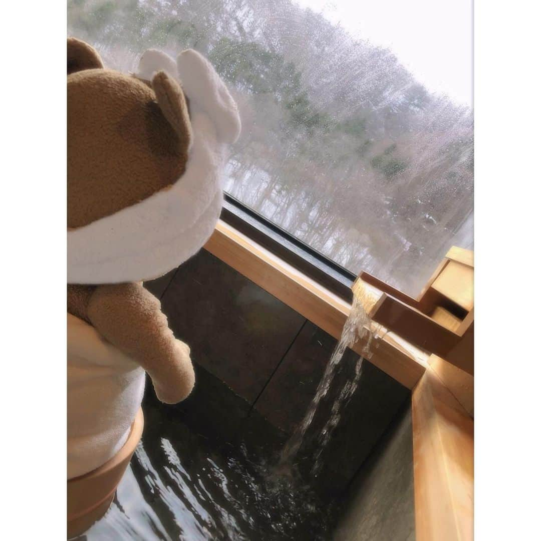 あやかたこやきさんのインスタグラム写真 - (あやかたこやきInstagram)「箸休め🧸🧸🧸  #温泉  #定山渓  #花もみじ  #プレミアムフロア Urara #客室露天風呂  #ミラブル  #贅沢女子会 #てっど #ted   お風呂もいい湯加減で、 お肌がとぅるとぅる♡ お風呂の横になんとびっくり冷蔵庫が常備されています‼︎キンキンに冷えたお酒を飲みながら浸かる温泉さらに極上でした♨️  部屋から見えちゃうからねぇ カップルにいいねぇ😍笑 お風呂が広すぎて2人で入っても広い😲‼︎ ブラインドもちゃんと付いてます！！ 大浴場の露天風呂も良かった👏  #ススキノ #ホステス #ニュークラ嬢 #ニュークラブ #キャバクラ #錦 #北新地 #ミナミ #中洲 #国分町 #歌舞伎町 #銀座  #instagood #instagram #l4l」4月19日 19時38分 - ayakatakoyaki