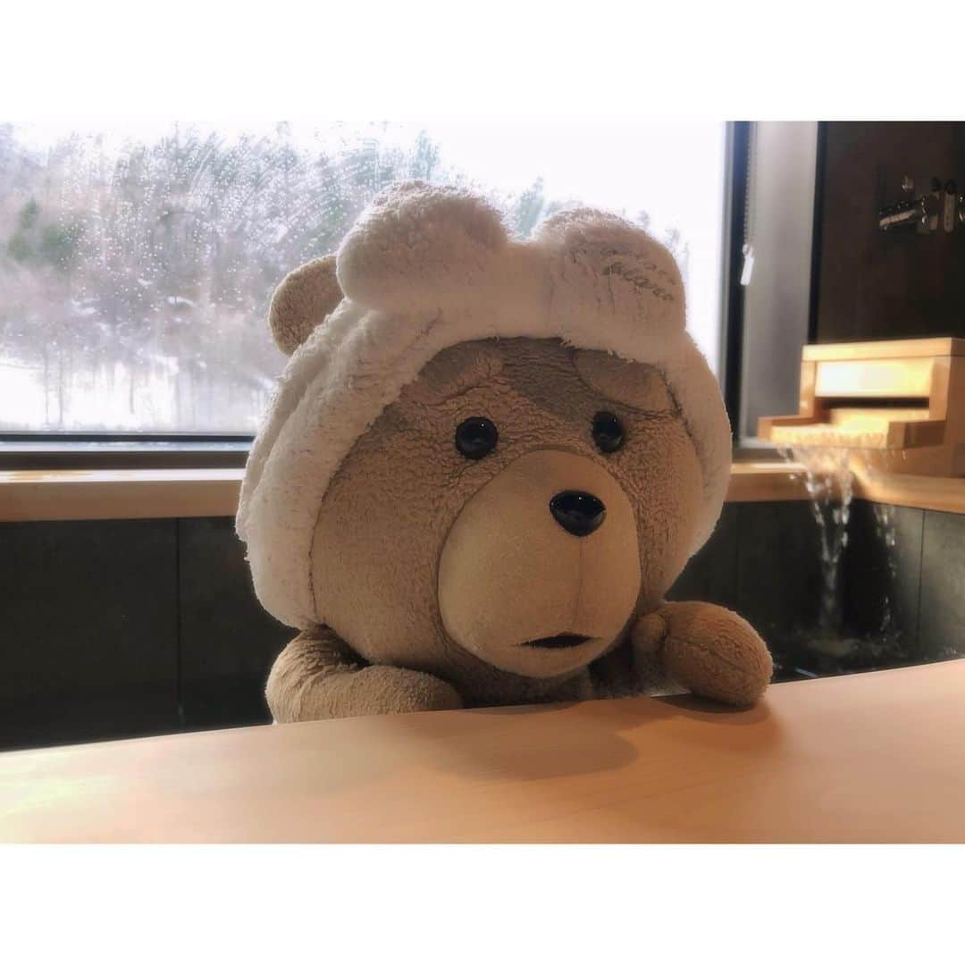 あやかたこやきさんのインスタグラム写真 - (あやかたこやきInstagram)「箸休め🧸🧸🧸  #温泉  #定山渓  #花もみじ  #プレミアムフロア Urara #客室露天風呂  #ミラブル  #贅沢女子会 #てっど #ted   お風呂もいい湯加減で、 お肌がとぅるとぅる♡ お風呂の横になんとびっくり冷蔵庫が常備されています‼︎キンキンに冷えたお酒を飲みながら浸かる温泉さらに極上でした♨️  部屋から見えちゃうからねぇ カップルにいいねぇ😍笑 お風呂が広すぎて2人で入っても広い😲‼︎ ブラインドもちゃんと付いてます！！ 大浴場の露天風呂も良かった👏  #ススキノ #ホステス #ニュークラ嬢 #ニュークラブ #キャバクラ #錦 #北新地 #ミナミ #中洲 #国分町 #歌舞伎町 #銀座  #instagood #instagram #l4l」4月19日 19時38分 - ayakatakoyaki