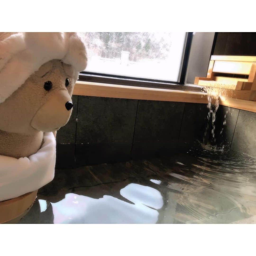 あやかたこやきさんのインスタグラム写真 - (あやかたこやきInstagram)「箸休め🧸🧸🧸  #温泉  #定山渓  #花もみじ  #プレミアムフロア Urara #客室露天風呂  #ミラブル  #贅沢女子会 #てっど #ted   お風呂もいい湯加減で、 お肌がとぅるとぅる♡ お風呂の横になんとびっくり冷蔵庫が常備されています‼︎キンキンに冷えたお酒を飲みながら浸かる温泉さらに極上でした♨️  部屋から見えちゃうからねぇ カップルにいいねぇ😍笑 お風呂が広すぎて2人で入っても広い😲‼︎ ブラインドもちゃんと付いてます！！ 大浴場の露天風呂も良かった👏  #ススキノ #ホステス #ニュークラ嬢 #ニュークラブ #キャバクラ #錦 #北新地 #ミナミ #中洲 #国分町 #歌舞伎町 #銀座  #instagood #instagram #l4l」4月19日 19時38分 - ayakatakoyaki