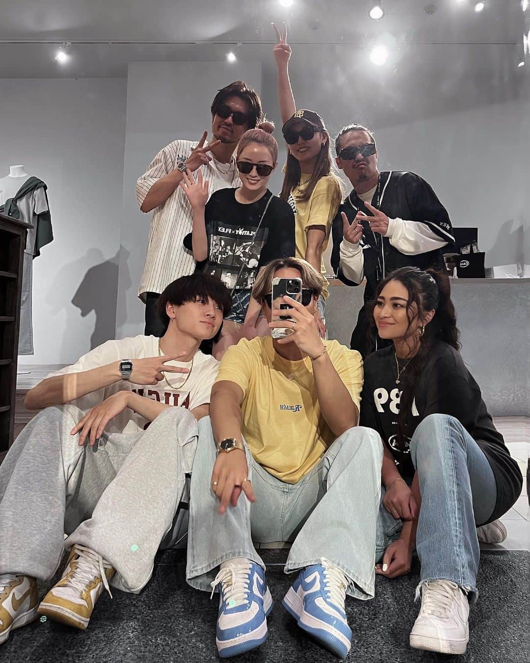 のインスタグラム：「. . OSAKA POP-UPにお越し下さいました皆様 本当にありがとうございました🫶🏾💜💚  毎回来て下さる方や初めましての方 会いに来て下さった方とお話しできて楽しかったです🥰  また7月に東京、8月に名古屋で POP-UP開催予定ですので確定しましたら また告知させて頂きます🙇🏽‍♀️  @rgilheoe9689 りほちゃん @kazuma__520 かずまくん @mimura.ami  あみちゃん 3人も本当にありがとうございました😭🙏🏾💗 . . . . . #コーデ#ファッション#カジュアルコーデ#海外ガール#海外コーデ#シンプルコーデ#古着コーデ#スニーカーコーデ#スニーカー女子#ストリートコーデ#スウェットコーデ#ポップアップストア#購入品#購入品紹介黒髪#スーパーロングヘア#セットアップ#海外メイク#海外ヘア#ブルーコーデ#巻き髪#ビーニー #nike#sunglasses#hiarstyle#fashionblogger#fashiongram#nikesportswear#usedfashion#nikeshoes#jordan1」