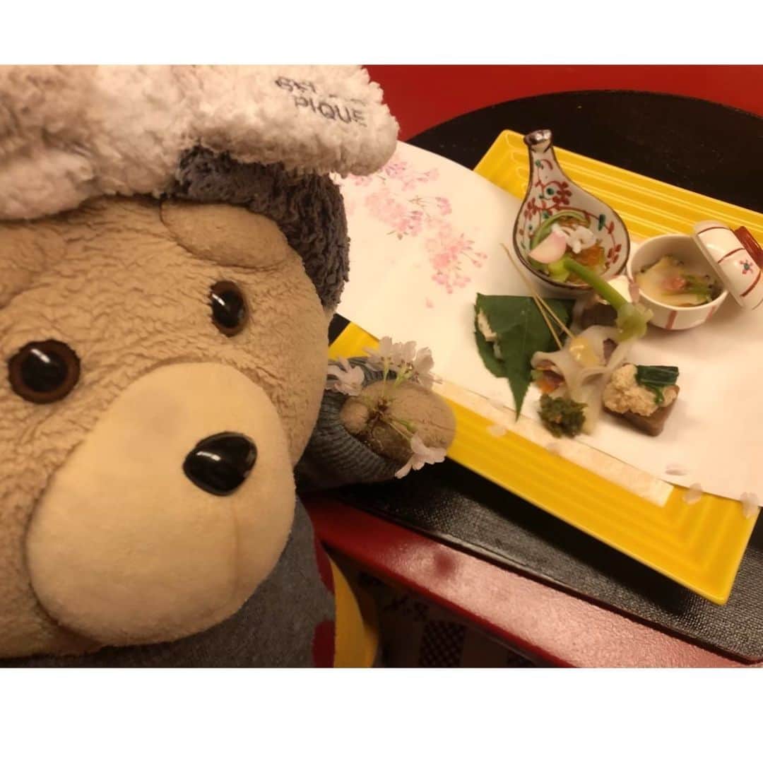 あやかたこやきのインスタグラム：「#温泉 #定山渓 #花もみじ #プレミアムラウンジ　Urara #ラウンジ #温泉飯 #懐石料理 #朝食バイキング #贅沢女子会  夜ご飯🍽個室🧸同席  旬食材が多くて、上品で身体にも良さそうな味で美味しい☺️  大体の方はお腹いっぱいになってしまうのかな？というくらいな量☺️ おはぎ食べてお酒飲んだ後だけど丁度よかった笑  中居さんがお料理を運んでくる度にてっどの事を可愛がってくれて、てっど嬉しそう🧸 素晴らしい接客でした♡  プレミアムフロアの他のお部屋も見せてもらったよ☺️ 2人ならこのお部屋でも充分広い！  ゆずと生姜シロップでお酒飲もうとしたら時間終わってた、、卓球に燃えすぎた😂  朝食バイキングはこの後ご飯とパンおかわり  #ススキノ #ホステス #ニュークラブ #キャバ嬢 #錦 #北新地 #ミナミ #中洲 #国分町 #銀座 #新宿  #instagood #instagram #l4l」