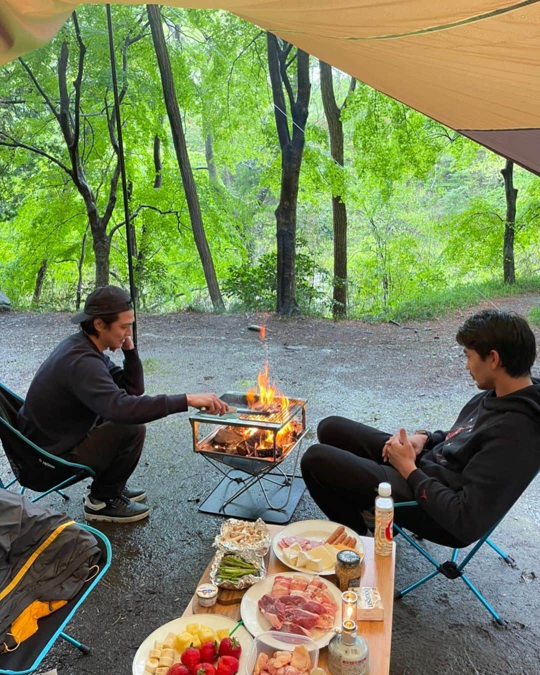 保田賢也のインスタグラム：「. 少し前にキャンプ始めてました🏕 タープテント張ったり火起こしたり大変だったけど楽しかった🔥🔥  子供の頃キャンプ連れてってもらったの思い出したりして楽しかったな☺️！！ 色々と揃えなきゃ！！  #キャンプ #camp  #きゃんぷめし  #キャンプ部 #スノーピーク がいい事はわかった #揃えようか  @mippei_  薪の組み方から教えてね❤️行こうね🔥」