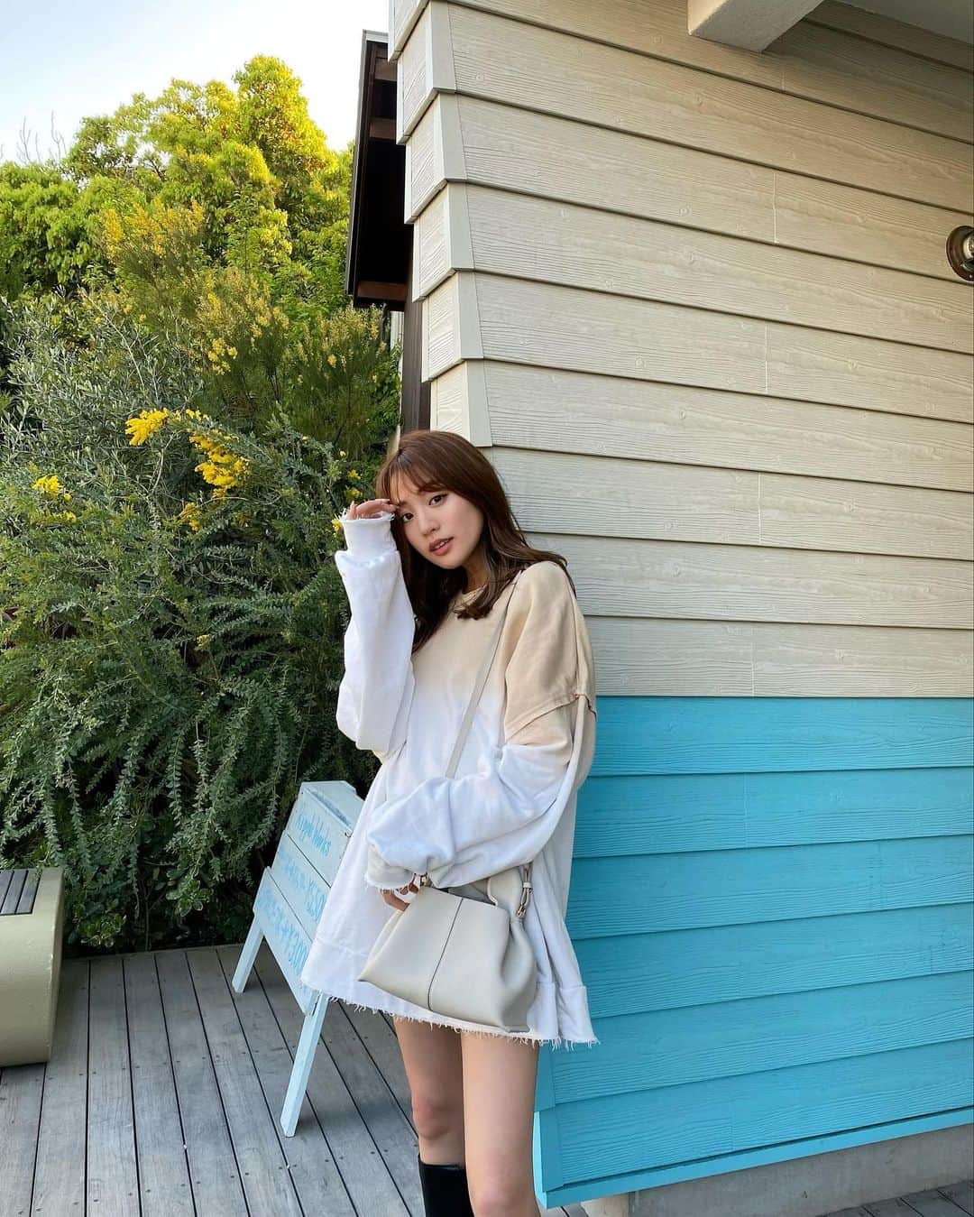 志田友美（ゆうみん）のインスタグラム：「👜 @polene_paris  いつも使ってる小さいver🤍かわ  YouTubeでバックの中身紹介でもしようかなと思うんだけど、どです？🥹  最近久しぶりの @iseaclinic でハイフしたよ🫶🏽♡ 久しぶりだったけど、やっぱりハイフは即効性あってすき。  #polene #バック #私服  #ハイフ」