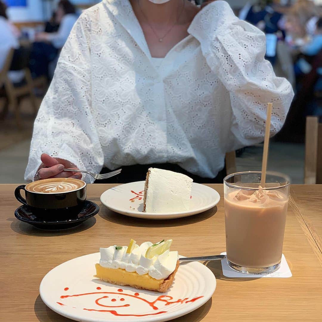 sayasu__のインスタグラム：「2022.4.19  昨日はえりちゃんと♡ @_____m.m.7114_   ほんとは前から行きたいねって 言ってたカフェに行くはずが 2日前くらいに なんとなくお店のHP見てたら まさかのお休みやって エキスポに変更😅  まぁUNIQLOで デニムとパンツ買ったし H&Mで娘のワンピース 300円で買えたし 良しとしよう🙌🏻  シャツはこの前の置き画のシャツ🌸  #zara#ザラ#オーバーサイズシャツ#シャツ#刺繍#カットワーク」