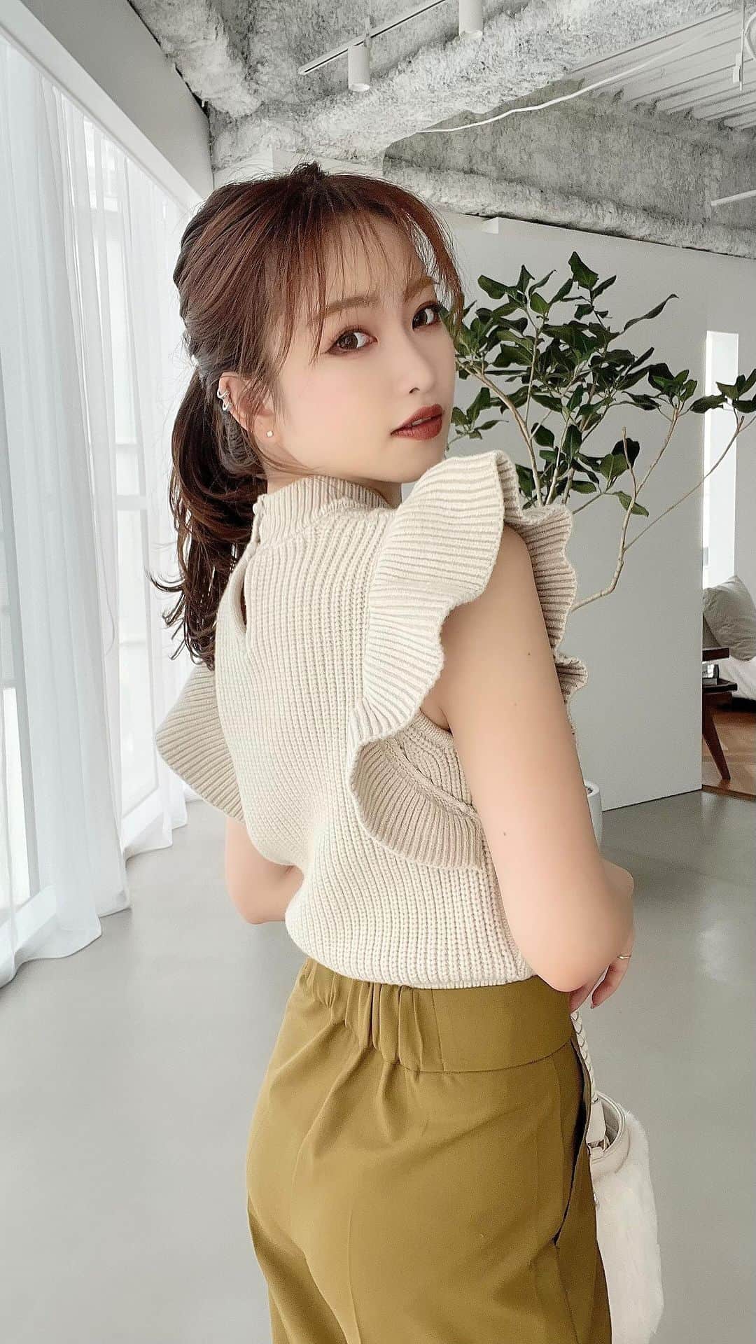 木田絵里香のインスタグラム：「予約中とこれから予約するアイテム☺︎🫶🏼  . #fashion#coodinate#resexxy#makeup#make#22ss#22aw#knit#skirt#pants#コーデ#ワンピース#ロングワンピ#ロングワンピース#パンツコーデ#ロングスカート#フレアスカート#スカートコーデ」