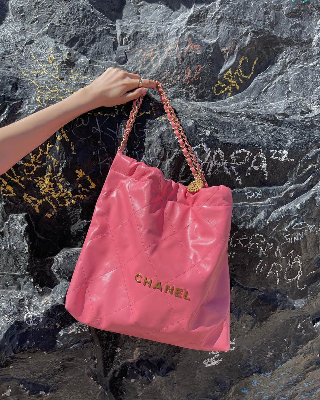 アイリーン・キムさんのインスタグラム写真 - (アイリーン・キムInstagram)「#AD Thank you @chanelofficial for the gift💖🌈🦄 #CHANEL22」4月19日 11時21分 - ireneisgood