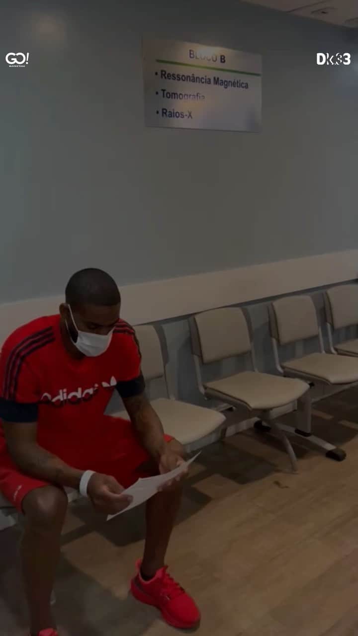 ダンクレーのインスタグラム：「A todos que me acompanham: Família, Amigos, Clube e Torcedores. Hoje dei início ao planejamento da minha recuperação, vou estar sempre compartilhando aqui para que vocês possam ir acompanhando todo o processo. Cheguei  no Brasil hoje pela madrugada, descansei um pouco e Já entrei  nos cuidados dos profissionais de saúde, tivemos pela manhã uma reunião para traçarmos o plano de tratamento, e pela tarde já fui direto para ressonância magnética, amanhã cedo já estarei de novo aos cuidados  deles, dentro da clínica. Obrigado a meu irmão @enfermagemandersonsantana e ao Dr @marciorrsantana por todo o planejamento!!! 🙌🏾👊🏾💪🏾」