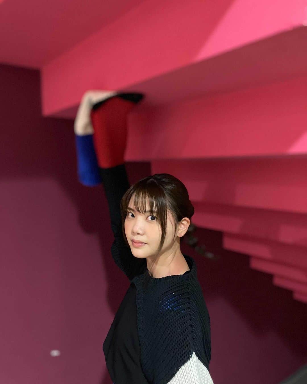 吉岡聖恵のインスタグラム：「こんにちは🌞こちら晴れてます❕  ４月２４日（日）０時より、いよいよ ニューシングル「凸凹」が配信リリースされます🤩  同じタイミングで私のYouTube ChannelにてMVも公開しますよ🥳  朝早くから撮影を始めて、撮り終えたのはたしか２４時をまわったあたりだった。  素晴らしいダンサーの皆さま達と丸一日💃 楽しい雰囲気が伝わるといいな🥰 カラフルで楽しいよ✌️  あっ！ ワコールさんのTVCMで「まっさら」が流れ始めました🧡  昨日の朝ふいに見れて嬉しかった〜🤩 見かけたらぜひガン見してください👀✨  よい1日を💕」