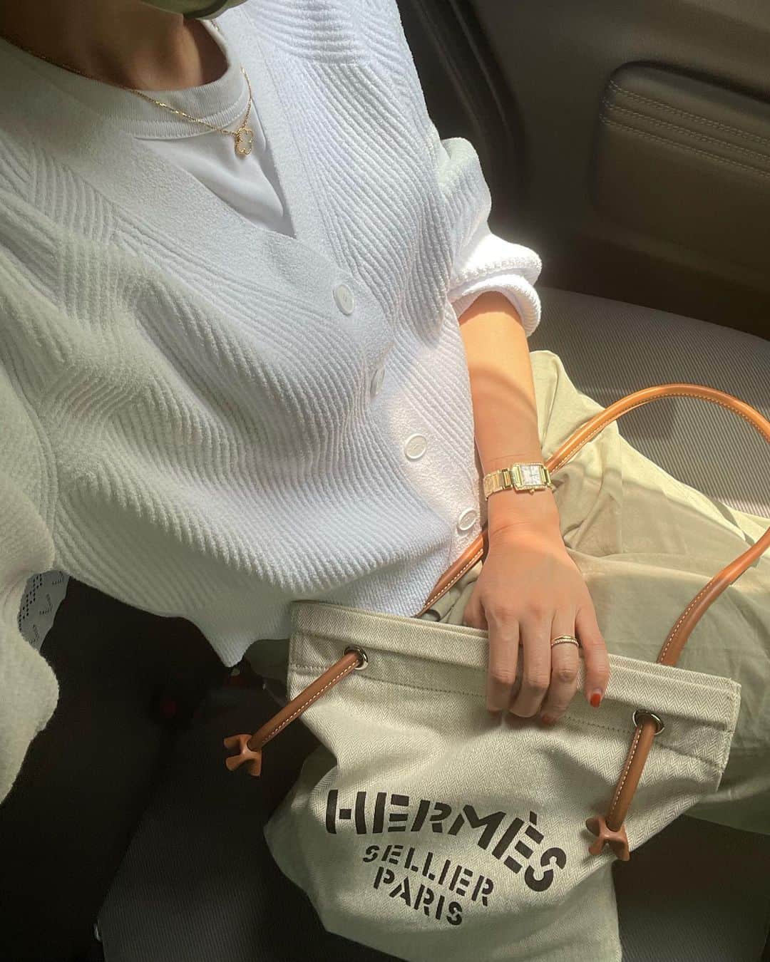 のインスタグラム：「数億年前に買ったこのBAG。 最近登場率が高い。  こういう時、得した気分になれて嬉しいよね。笑」