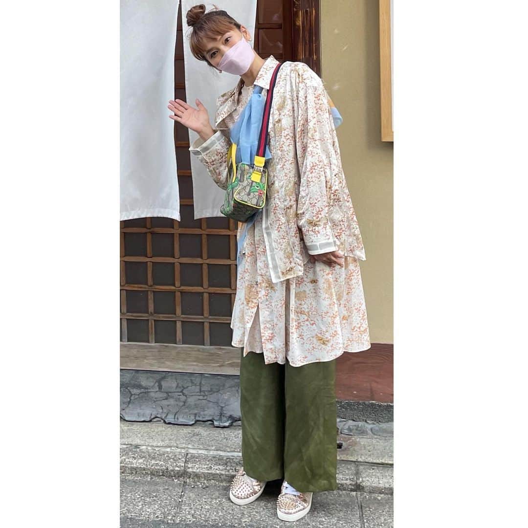 倉本康子さんのインスタグラム写真 - (倉本康子Instagram)「🌟 先日のファッション。 pontiのブラウス1枚で気持ちよく過ごせた日でした。 今日の日中みたいな気候が一番気持ちいいよねー！  #ブラウス　は #重ね着　風な #ponti @ponti_tokyo  #スニーカー　は #christianlouboutin  #bag は #gucci #gucciのキッズライン」4月19日 12時09分 - yasuko_kuramoto_yakko