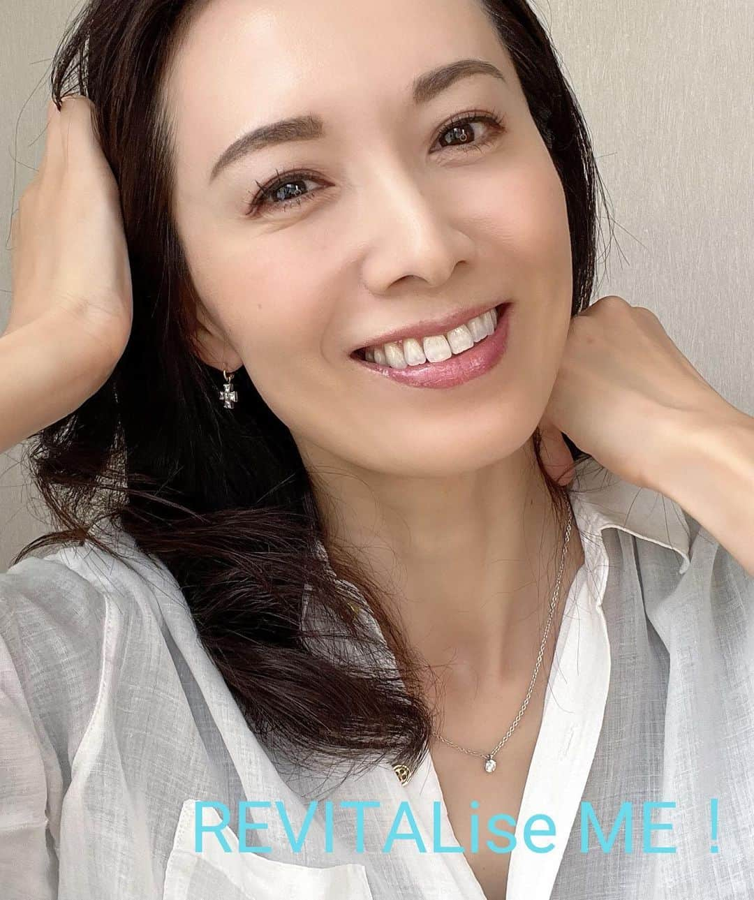 駒田奈美さんのインスタグラム写真 - (駒田奈美Instagram)「・ ・ ・ 『REVITALise  ME !』 ・ ・ 素肌が良くなると自分に自信がもてますよね⁈ ・ @shiseido の【REVITAL】を使い始めてから 自分の肌を見るのが楽しみになりました✨ ・ ・ 必要なものを補うためにオフして お肌に良いものを与えプラスする… ・ OFFとPLUSが大切ですよね♪ ・ ・ クリーミーホイップで洗顔→ローションセラム→ ローション→エマルジョンと使っています ・ ・ 美しい肌になると 自分らしく生き生きとして自信につながる ・ ・ 年齢を重ねても素肌は生まれ変われることを信じて… ・ ・ ・ #駒田奈美#モデル#アラフィフ#美魔女#be_story_official #pr#美st #資生堂#リバイタル#高機能スキンケア#美容#素肌#自信#生き生き#美しい」4月19日 12時21分 - nami.komada