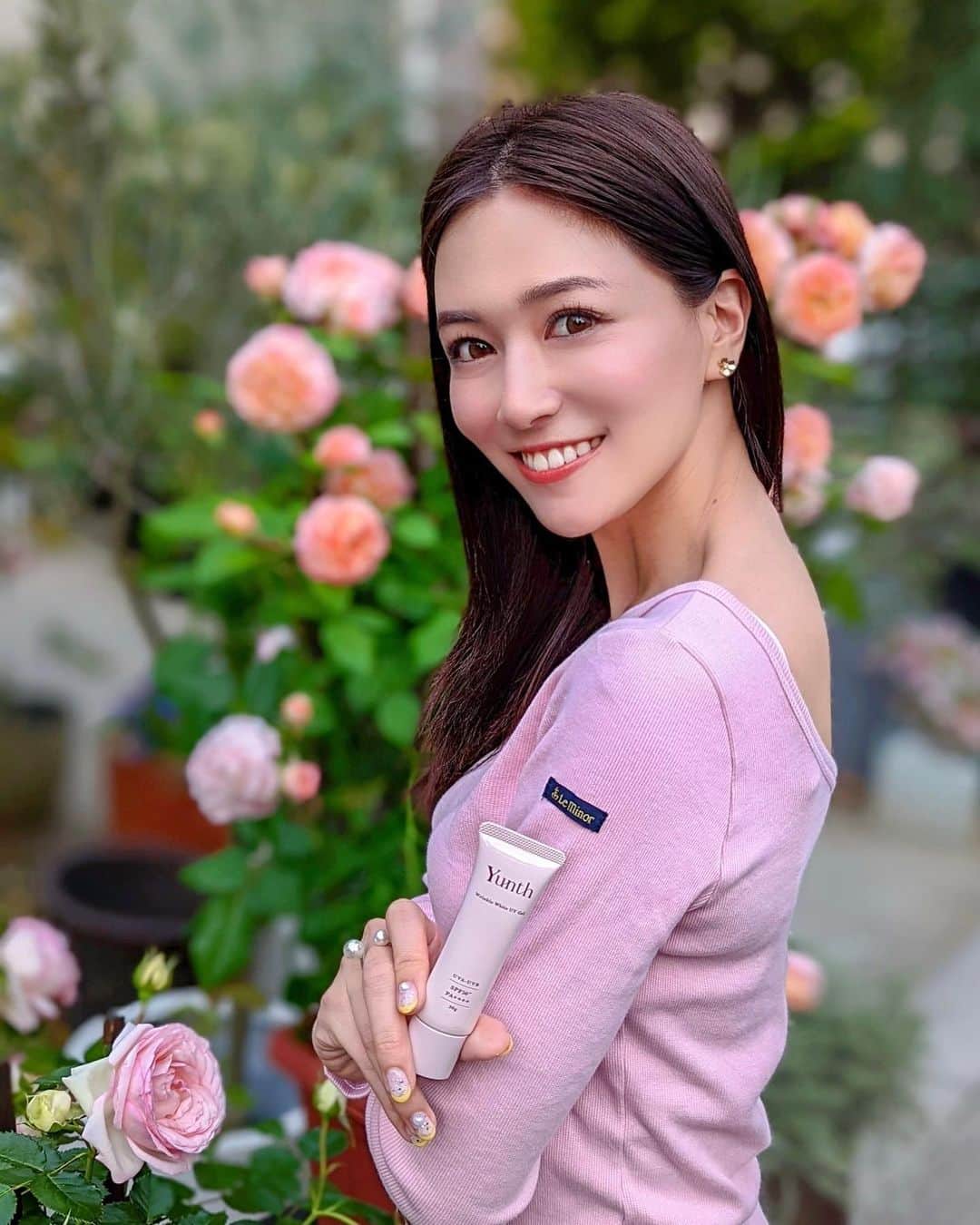 のインスタグラム：「こんにちは💕 今日は美容投稿✨ 先月 @yunth.official のPOPUPでGetしてきた新商品たちがとってもよかったのでレビュー🌸 . ☑︎ リンクル美白UVジェル 国内最高峰のUVカットで、トーンアップも叶えてくれるこの時期嬉しいUVジェル💕とにかく塗ると肌が明るくなるので化粧ノリもばっちり！マスクの時はこれだけでファンデなしでもいいかも❤️ . ☑︎ マイクロカプセル炭酸パック ジェルと粉末を混ぜてから塗る新しいタイプの炭酸パック✨毛穴汚れや古い角質を除去してくれてお肌を元気にしてくれるの💕あんだけジェルだったのに取る時にはプルンと綺麗なパックになってるのが気持ちいいよ🙆‍♀️ . ☑︎ ナノバブル美白化粧水 ボトルをよく振ることで、超微細な泡が発生！ナノバブルは、0.001mm以下の目では見えないほど小さな粒子で 一定の期間、液中に存在し続けてお肌の奥まで浸透してくれるの💕振る化粧水って新しいし、グングン浸透してくれるよ🫶 . 昨年紹介したビタミンC美容液もリピート！完売しちゃうので買えてよかった💕 美容家の @chibayuka ちゃんのこだわりが伝わるどれも逸品のスキンケア💕お値段も優しいのでぜひ試してみてね✨ . #Yunth #ユンス #生ビタミンC美白美容液 #マイクロカプセル炭酸パック #ナノバブル美白化粧水 #リンクル美白UVジェル #使用期限30秒の生美容液 #ちばゆか買い #おすすめコスメ #おすすめスキンケア #日焼け止め #紫外線対策 #UVケア #skincare #美容家 #美容オタク #美容マニア #美容好き #ビタミンC #炭酸パック #炭酸美容 #コスメレビュー #美白ケア #美白 #美白美容液 #肌ケア #美肌 #艶肌 #ベースメイク #コスメ購入品」