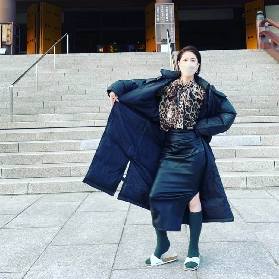 松本若菜のインスタグラム：「やんごとなき一族 第一話まで あと2日！！！　  私、演じる美保子。 自分で言うのもなんですが まぁまぁヤバめ(色んな意味)の人です。  この衣装、そしてポーズ。 防寒用の靴下とスリッパはご愛嬌で。  #やんごとなき一族」