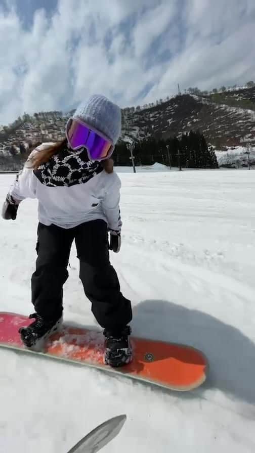 hoshinofumikaのインスタグラム：「神立スノーリゾートなう❤️‍🔥 @insta.kandatsu   今週末23.24は 神立のアンバサダーと滑ろう会です！ フリー参加なのでみんな遊びに来てください〜🔥 神立最終日🌞 一緒に遊びましょ🤝❤️  🏂 @sims_snowboards_jp  Fluid 146cm  🎥 @mc.naoyah   #スノーボード #スノボ #神立スノーリゾート #snowboarding」