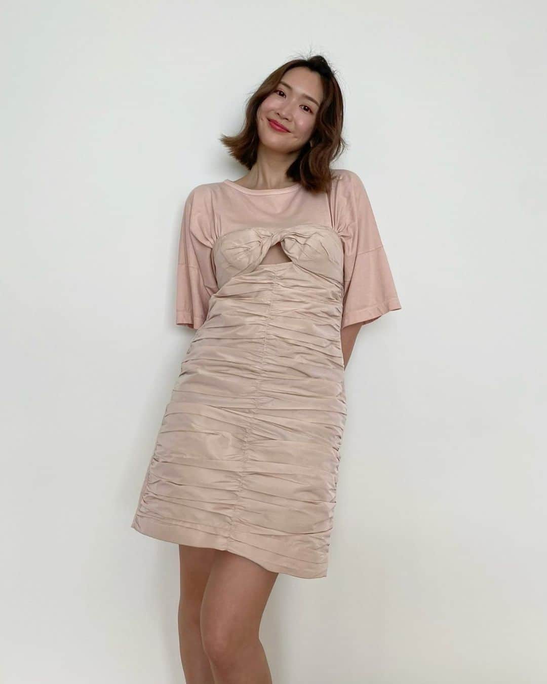 Taki Tanakaのインスタグラム：「Saeko in N21  dress #N21 #ヌメロヴェントゥーノ 春夏コレクション。Tシャツとベアワンピが繋がっているコーデドレス。とっても着やすいです。 やさしいヌーディーカラーがさえちゃんにぴったり、可愛い。  @iza_official #instorenow   @saekoofficial  @numeroventuno  @alessandrodellacqua  #Saeko #紗栄子 #numeroventuno   #izastagram」