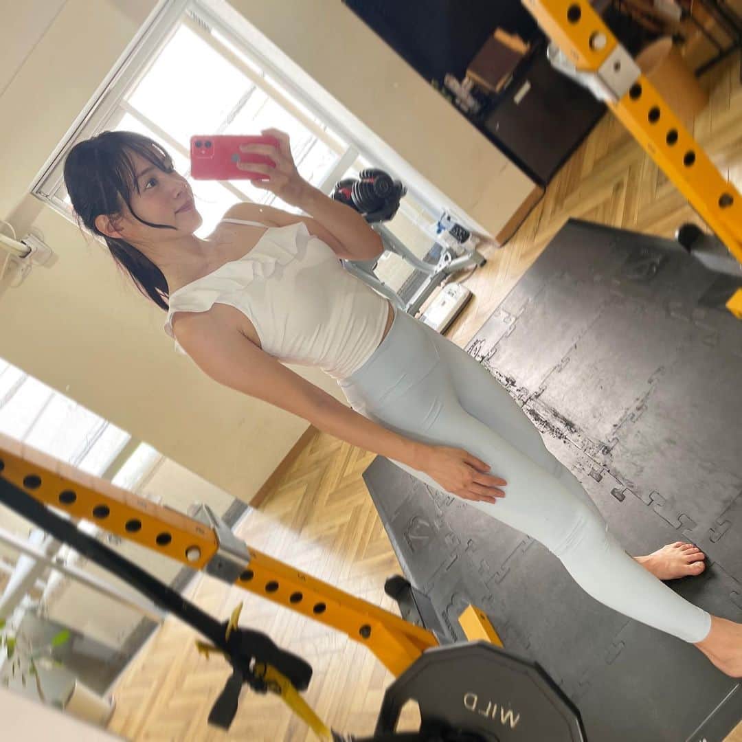 古田ちさこのインスタグラム：「🆕  新しいウェアだよ˚✧₊⁎💘  可愛いウェアってトレーニングモチベーションめちゃくちゃあげてくれますよね⤴️  ジムに行く予定が楽しみになっちゃうもん🥳  上下 @yomoment_official 🦋  可愛いだけでなく着心地も良い👌 何度洗っても型崩れしません🫧  クーポンコードもちゃっかりいただきました🎟  ［CHISAKO135］で割引になります💖 (Oはゼロではなくアルファベットのオーだよ✏️) 少しでもお得にGETしてね🧚‍♀️  ジムは代々木のパーソナルです⚙️ ▷ @exeed_gym_official   #パーソナルジム#ジム通い#姿勢改善#トレーニング#フィットネス#腹筋#美尻トレーニング #美活#ダイエット女子#ダイエット生活#ボディメイキング#ダイエット仲間と繋がりたい#痩せる #メリハリボディ #ヒップアップトレーニング#筋トレ女子#筋トレ#workoutgirl#fitnessgirl#パーソナルトレーニング#ダイエット#からだづくり#ワークアウト#筋トレダイエット#ボディメイク#ボディメイク女子#gymgirl#ヒップアップ#美尻」