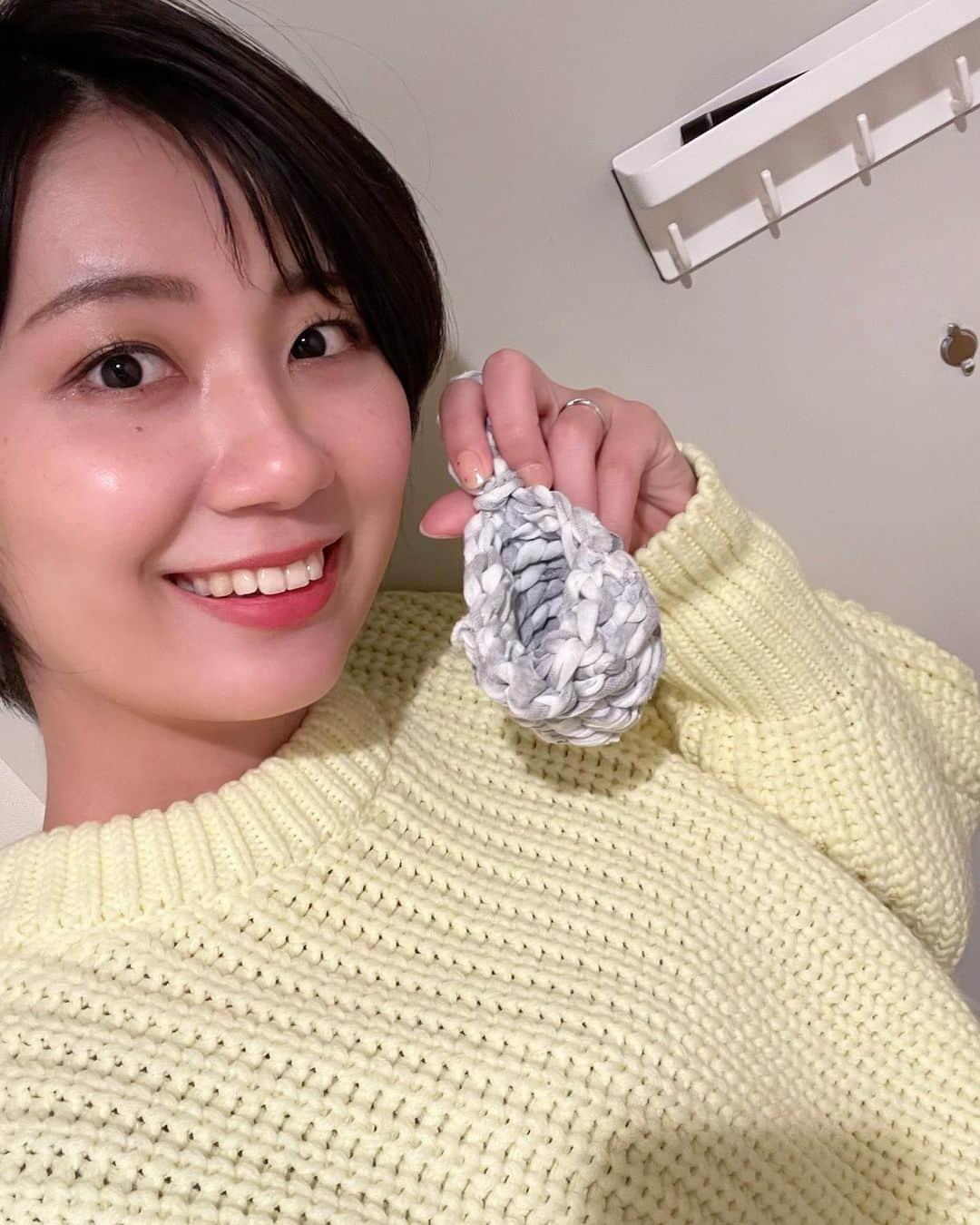 フジテレビアナウンサーさんのインスタグラム写真 - (フジテレビアナウンサーInstagram)「新美有加です🙋🏻‍♀️  みなさん衣替えは終わりましたかー？ 衣替えのたびに、着古した服の捨て時に悩むの私だけですかね🤔  実は着古したTシャツは切って糸玉にして編み物ができるんだそう！  一時期編み物にハマっていた身としてはルンルンで編み編み… あっという間に編み方も覚えたので 自宅でも更なる大物作りに勤しんでおりました🧶笑  引き出しの中に眠っていたTシャツも、形が新しく生まれ変わると更に愛着が湧きますよ〜♡  「体感サステナWAVE」 本日22時54分から放送です❣️  #フジテレビアナウンサー #新美有加 #Tシャツヤーン #Tシャツリメイク #楽しくアクションSDGs #12つくる責任つかう責任 #13気候変動に具体的な対策を #体感サステナWAVE #22時54分 #関東ローカル #放送後 #TVer #FOD #で配信」4月19日 14時57分 - fujitv_announcer