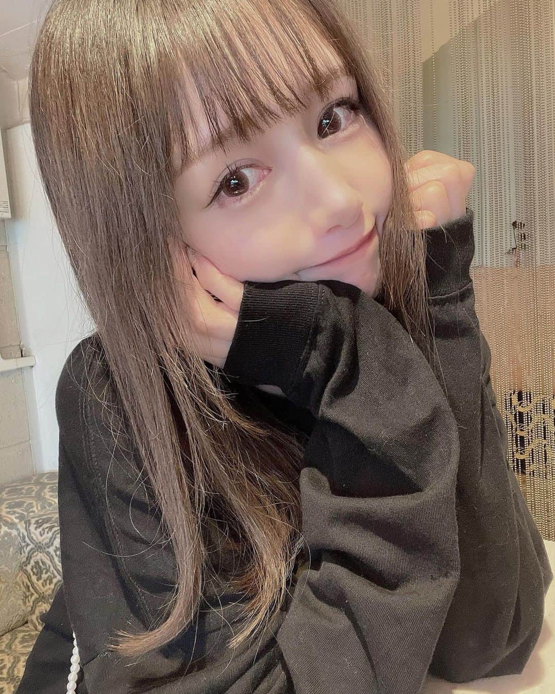 yuu__aaaのインスタグラム：「. . 日に日にメイクが薄くなっていく...💄 . 今日はどーしてもクレープが食べたくてクレープ屋さんに並びました❤︎❤︎ . ばなないちごチョコさいこー！ . . #メイク#make#カラコン#マツエク」