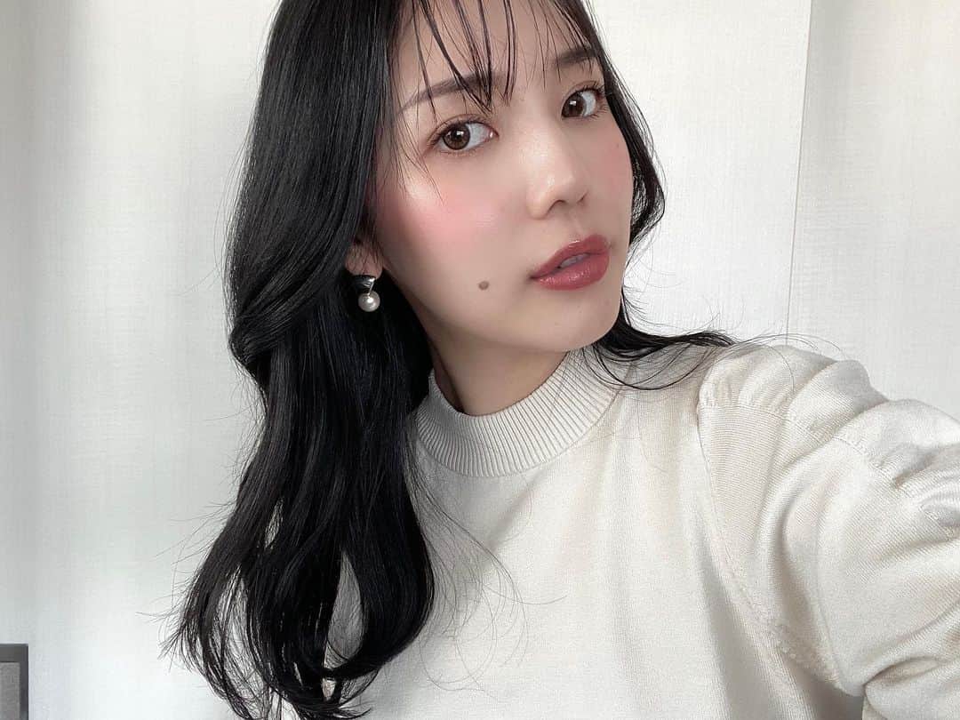 のインスタグラム：「ヘアメンテでmerryいってきました😉✌🏻 . 久しぶりに前髪作ってみた〜！🤍 くびれヘア作りやすいようにカットしてくれて セットが楽ちんでお気に入りです🥰🎵 . merry shibuya @merry_shibuya . ☎️0357845839 📍渋谷区神南1-13-10 EGGビルB1 . #merry #merry_shibuya #merryshibuya #shibuya #hotd #hair #haircolor #haircut」