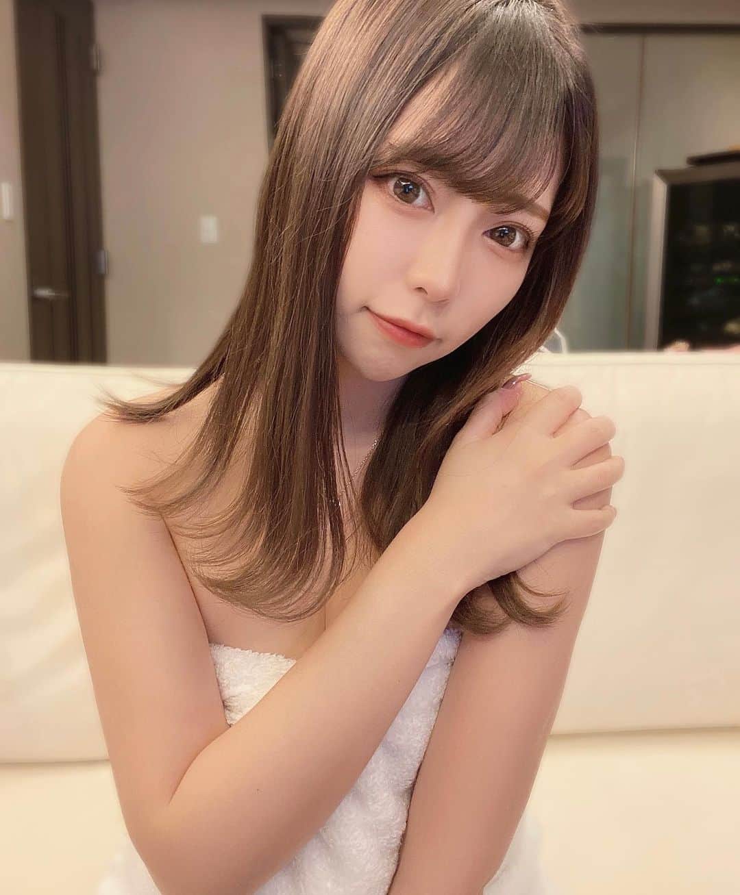 福井柑奈のインスタグラム：「おいしい香りの人気アロマキャンドル🤤🍓 アメリカから🇺🇸 「Candleberry キャンドルベリー」 ( @candleberry.japan )  めちゃくちゃいい香り〜💓💓 6種類ほどあるんだけど 私は、あまーーいバニラの香りにしました🫠 商品名▶︎バニラケーキMサイズ　😆  バスタイムは毎回アロマキャンドルの炎と香りに癒されてるよ🙏🏻  アロマキャンドルの炎は 眺めるだけでリラックス効果があるようで、新生活でストレスを感じることが多くなると思うのでこれで癒されて欲しいです🫠  クーポンあり‼️ 【spring4301】 公式サイトで使えるクーポンです。  #candleberryjapan #キャンドルベリー #アロマキャンドル #キャンドル #ジムビームキャンドル #おしゃれインテリア #癒し #癒しグッズ #pr #バスタイム #バスタイムのお供 #リラックス #リラックスタイム #instagood #candle #candles #igers #igdaily #japan #selfie #ig_japan #love #instamood #❤️」
